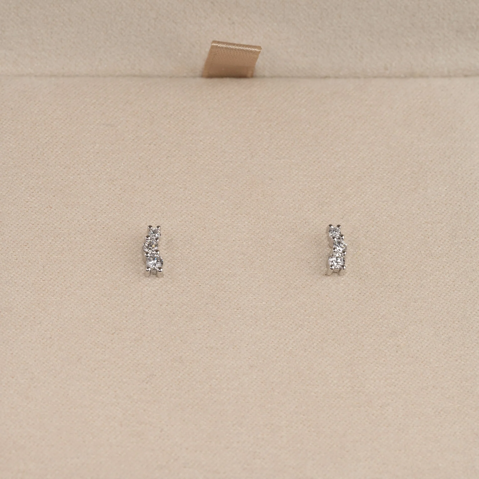 GRADUATING CURVED LAB-DIAMOND STUD EARRING - 0.22ct - WG - Image 3