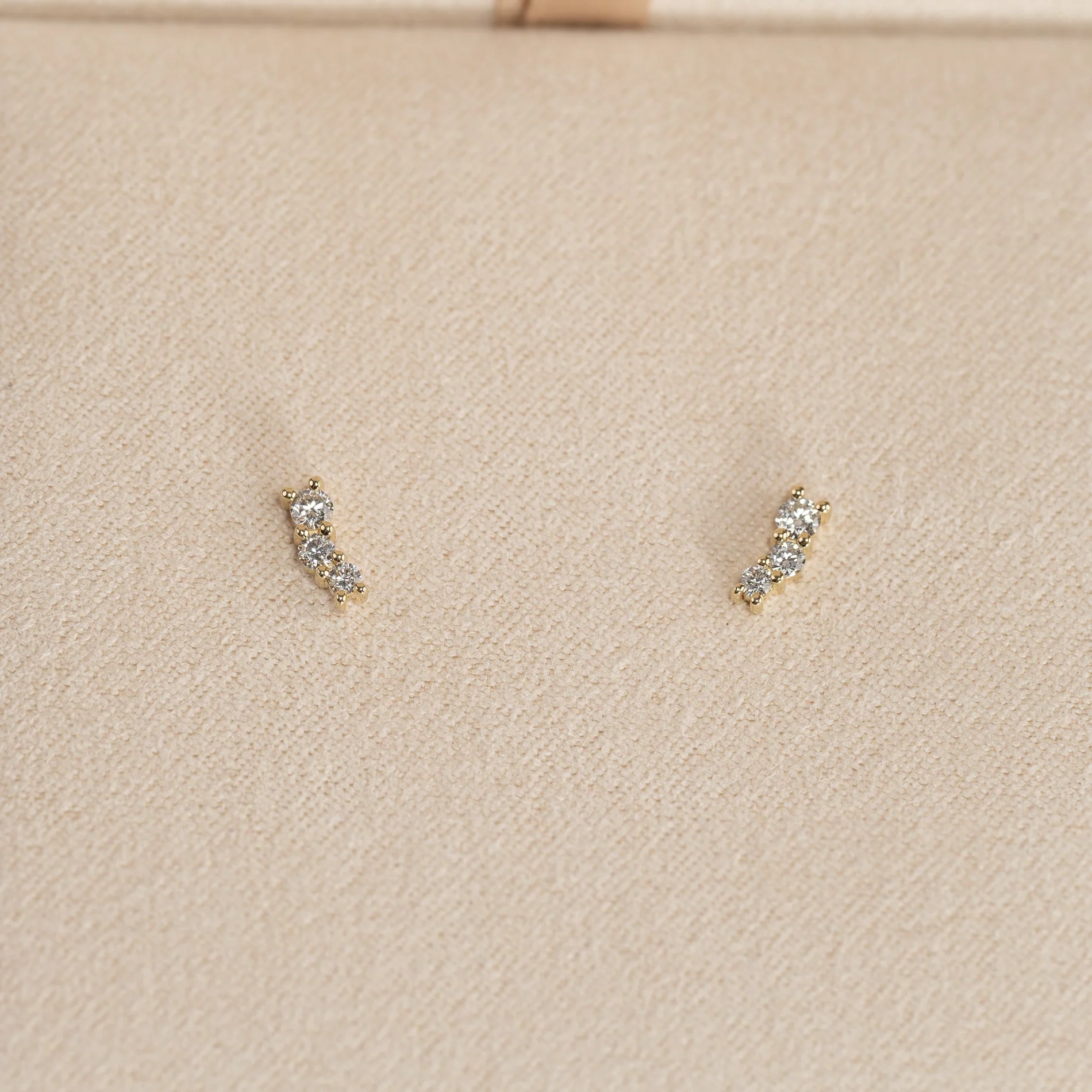 GRADUATING CURVED LAB-DIAMOND STUD EARRING - 0.22ct - YG - Image 3