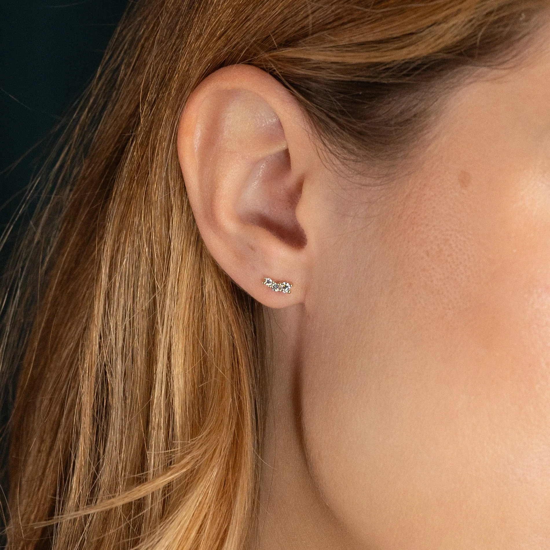 GRADUATING CURVED LAB-DIAMOND STUD EARRING - 0.22ct - YG - Image 7