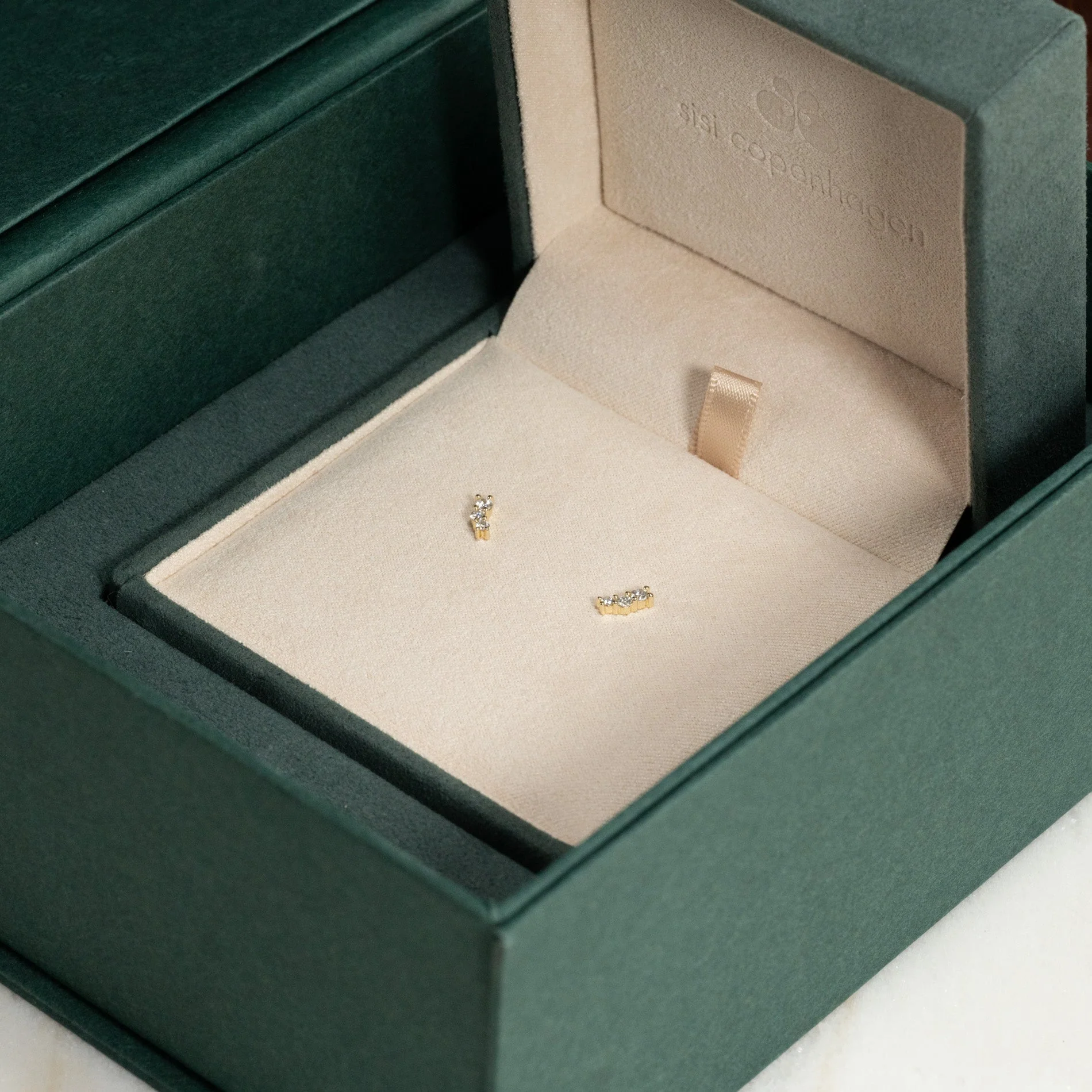 GRADUATING CURVED LAB-DIAMOND STUD EARRING - 0.22ct - YG - Image 8
