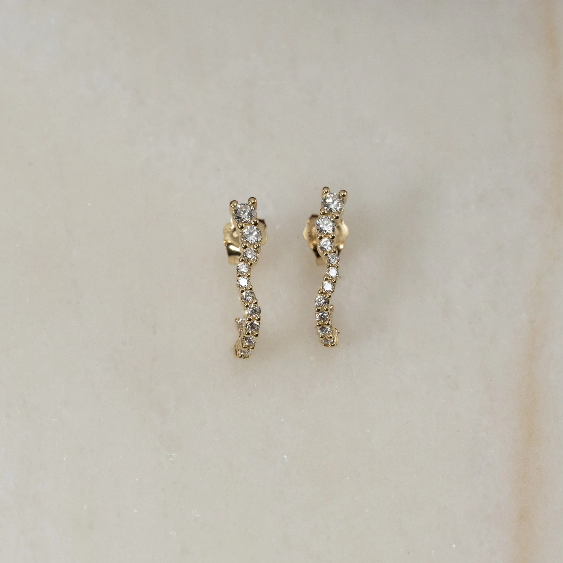 GRADUATING CURVED LAB-DIAMOND CREOL EARRING - Image 6