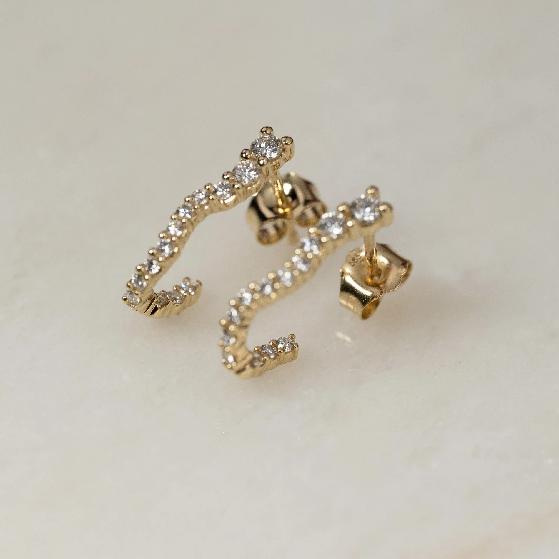 GRADUATING CURVED LAB-DIAMOND CREOL EARRING - Image 7