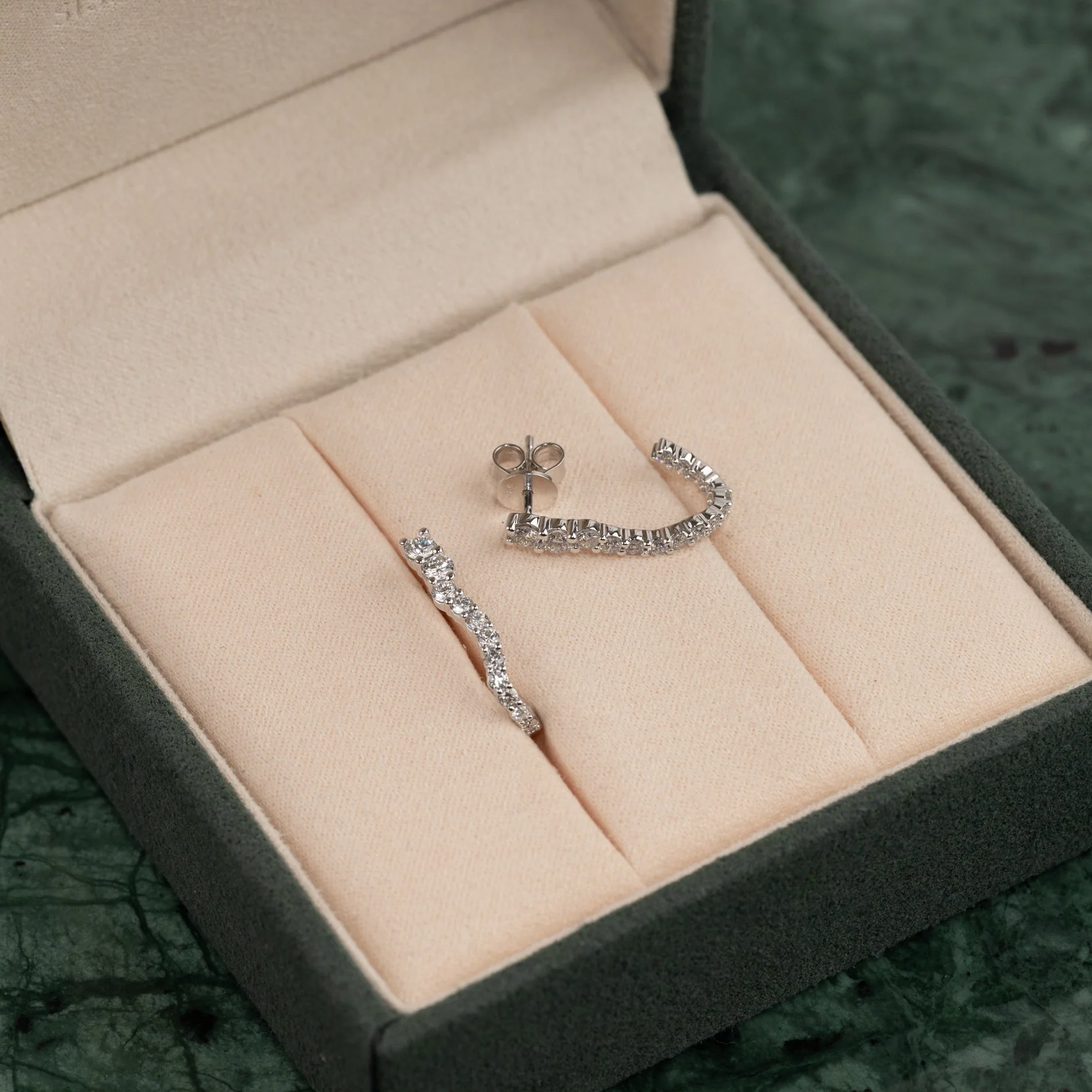 GRADUATING CURVED LAB-DIAMOND CREOL EARRING - 0.9ct - WG - Image 9