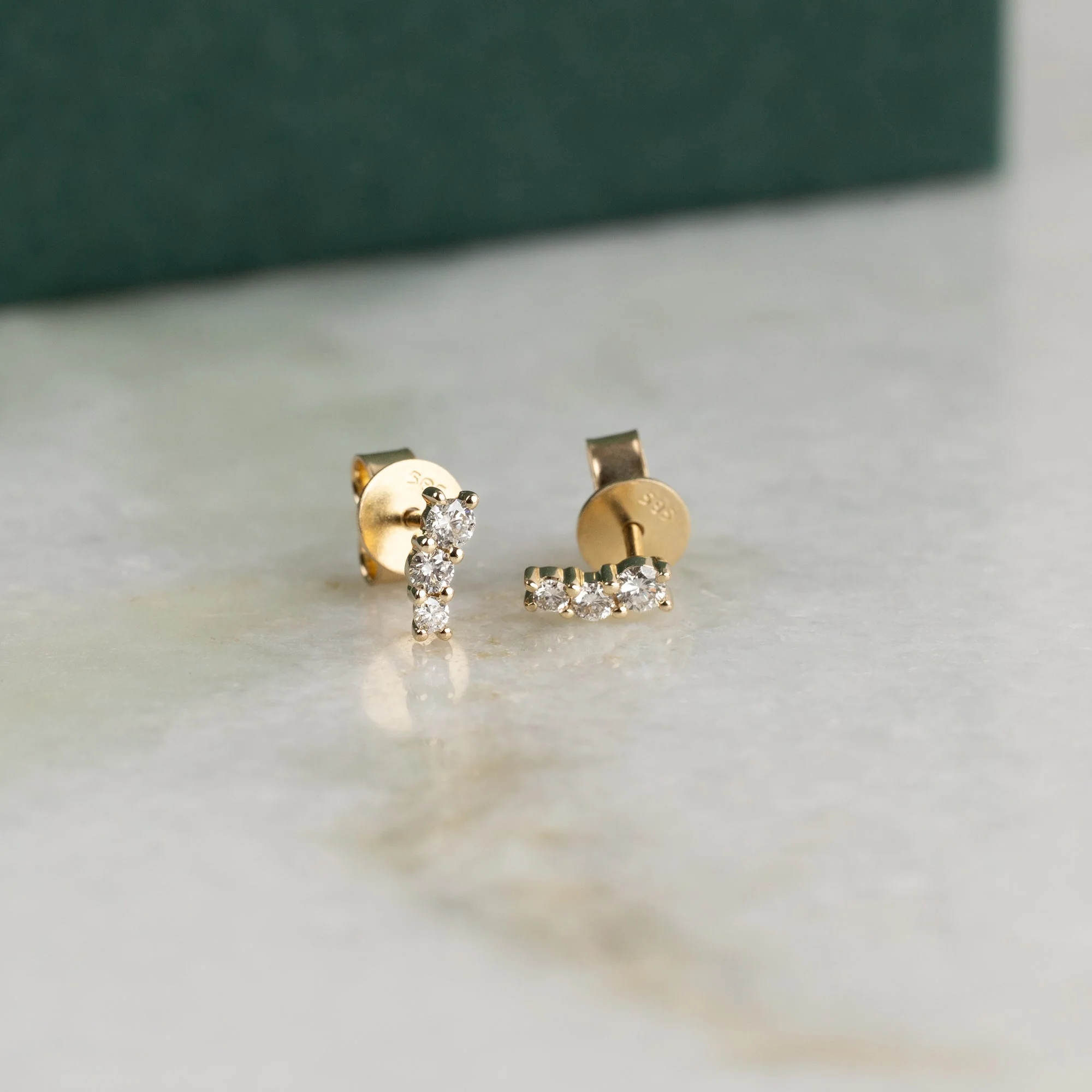 GRADUATING CURVED LAB-DIAMOND STUD EARRING