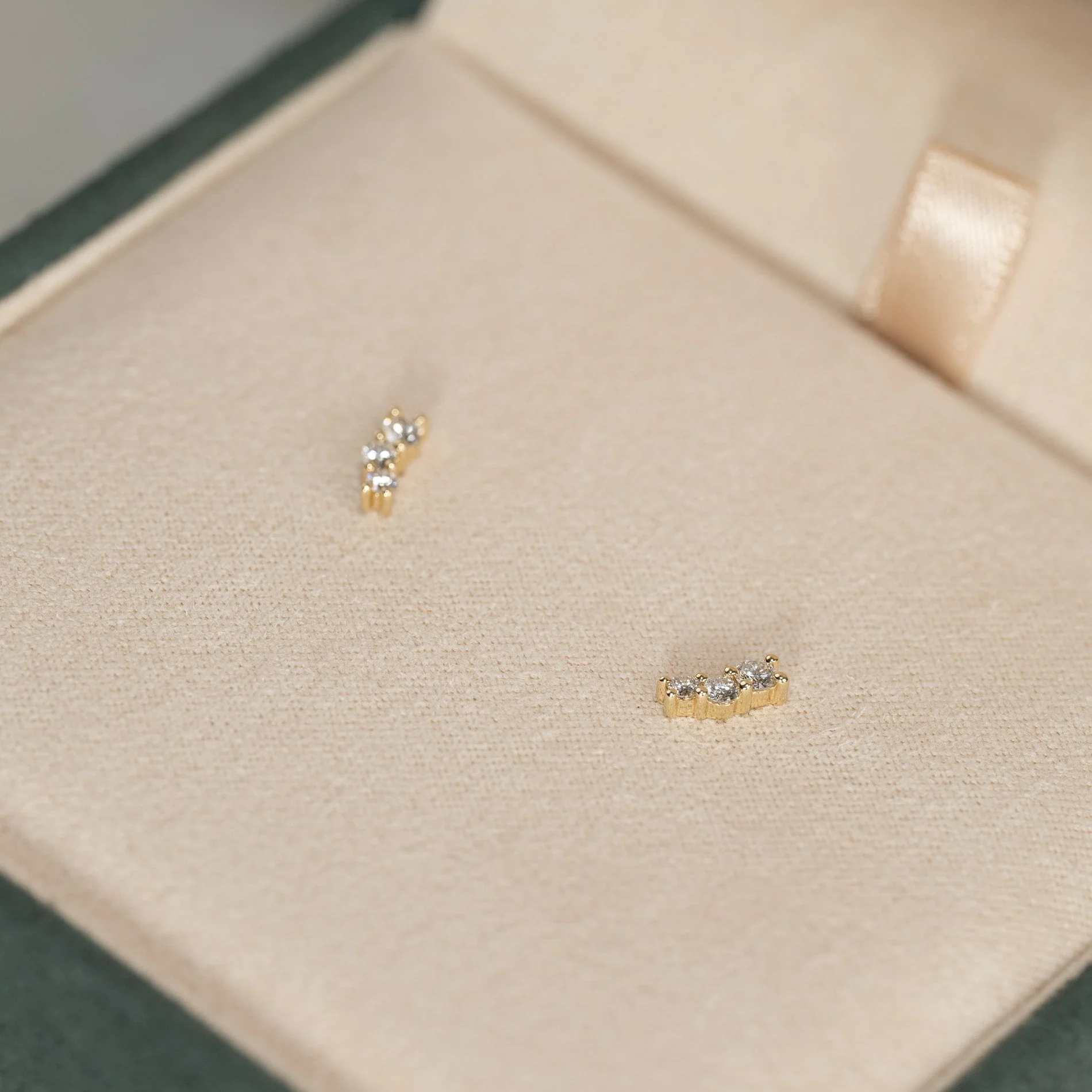 GRADUATING CURVED LAB-DIAMOND STUD EARRING - Image 5