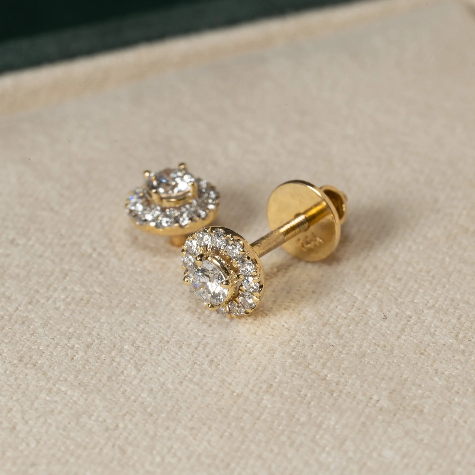 HALO LAB-DIAMOND STUD EARRING