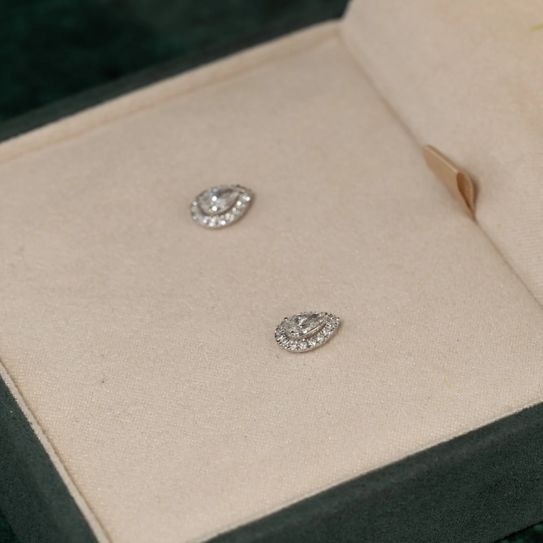 HALO PEAR-CUT LAB-DIAMOND STUD EARRING - 0.7ct - WG - Image 11
