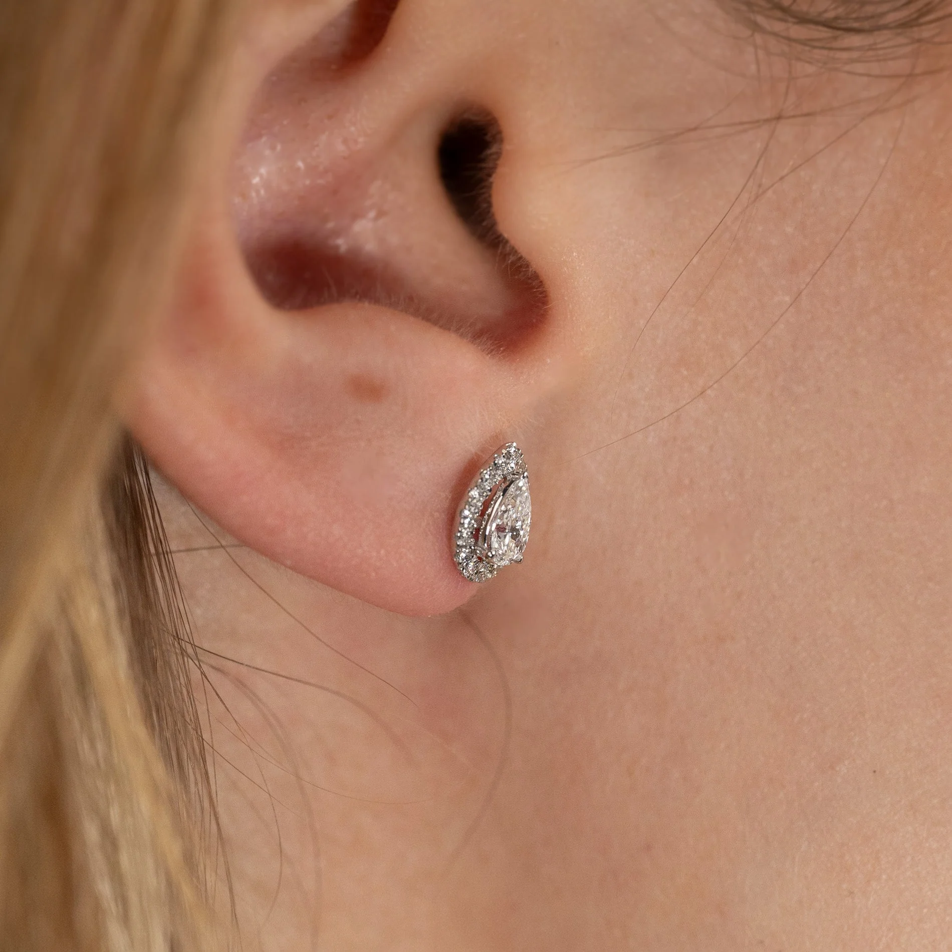 HALO PEAR-CUT LAB-DIAMOND STUD EARRING - 0.7ct - WG - Image 12