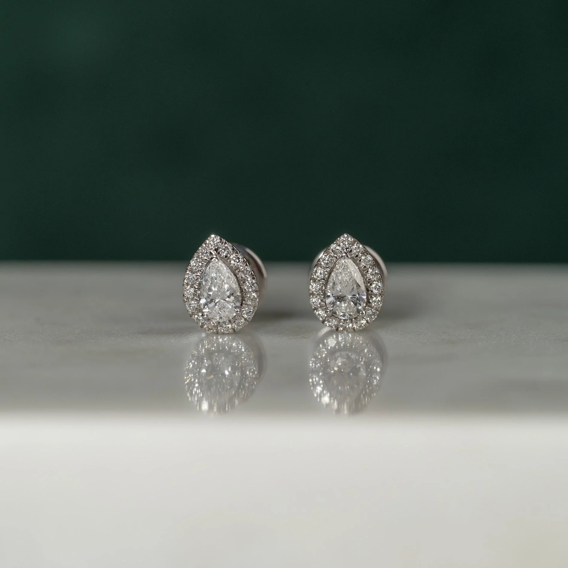 HALO PEAR-CUT LAB-DIAMOND STUD EARRING - 0.7ct - WG - Image 2