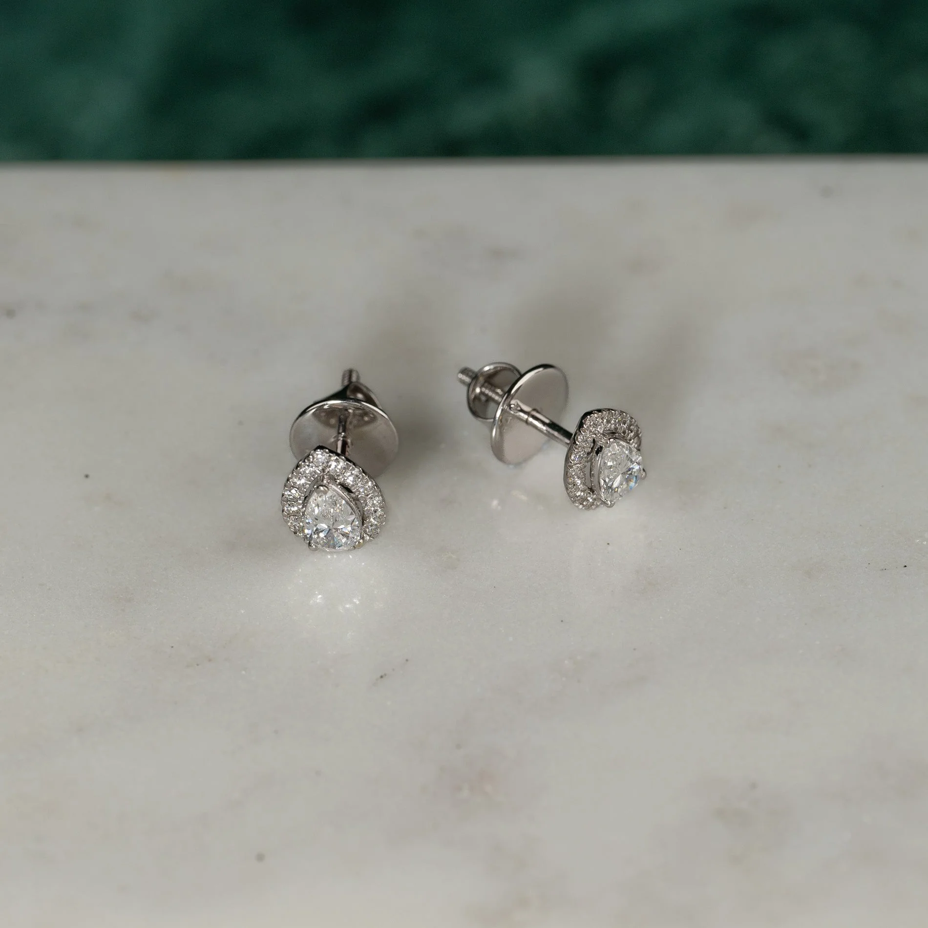 HALO PEAR-CUT LAB-DIAMOND STUD EARRING - 0.7ct - WG - Image 4