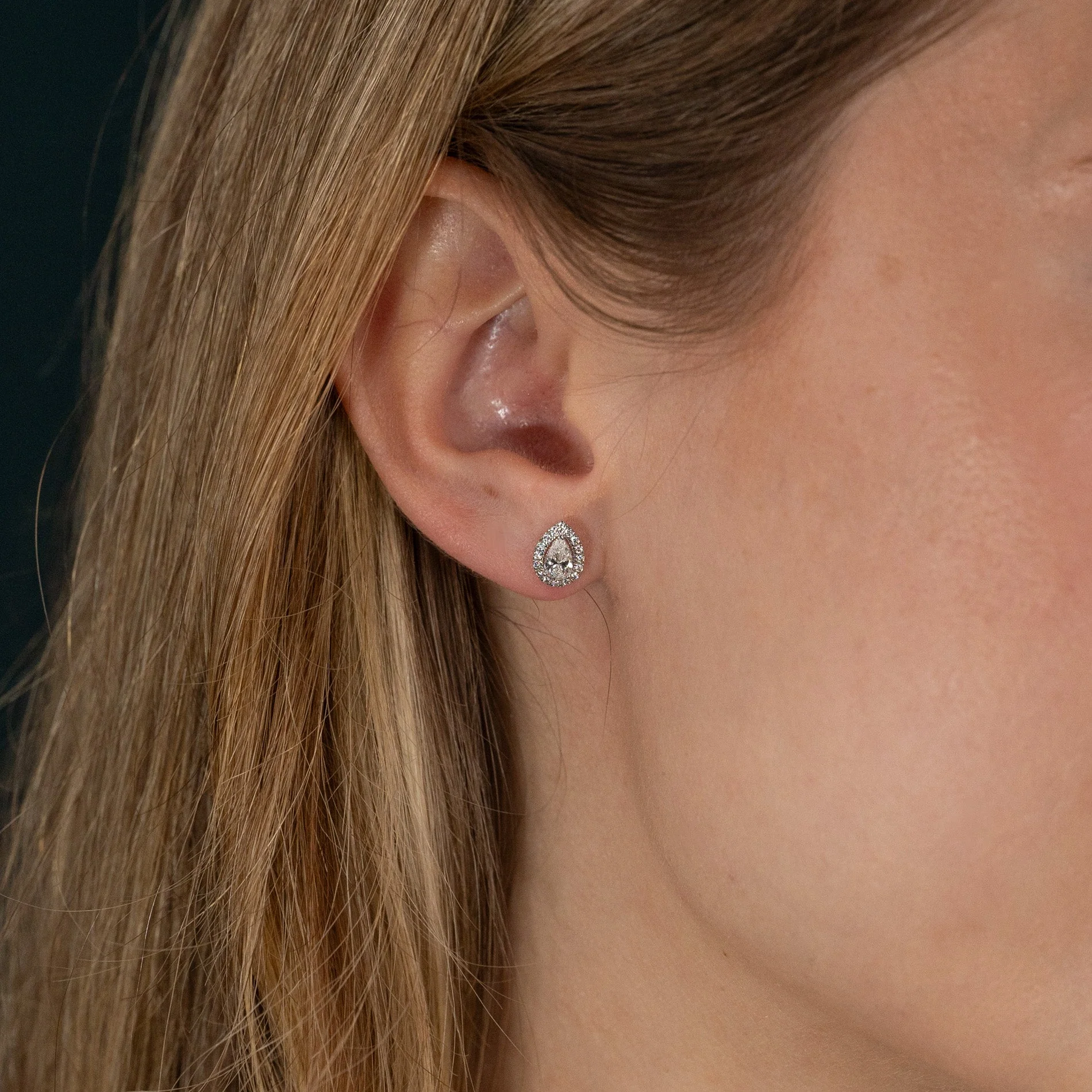 HALO PEAR-CUT LAB-DIAMOND STUD EARRING - 0.7ct - WG - Image 5