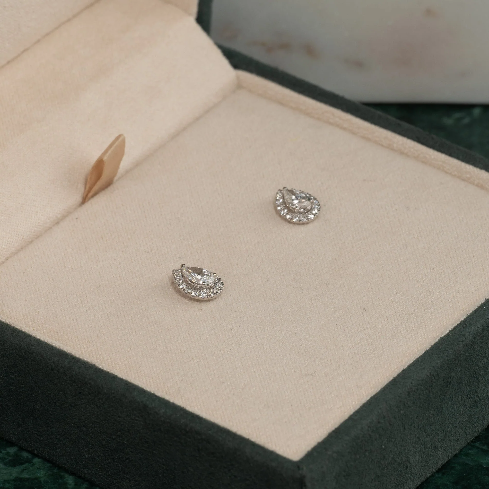 HALO PEAR-CUT LAB-DIAMOND STUD EARRING - 0.7ct - WG - Image 6