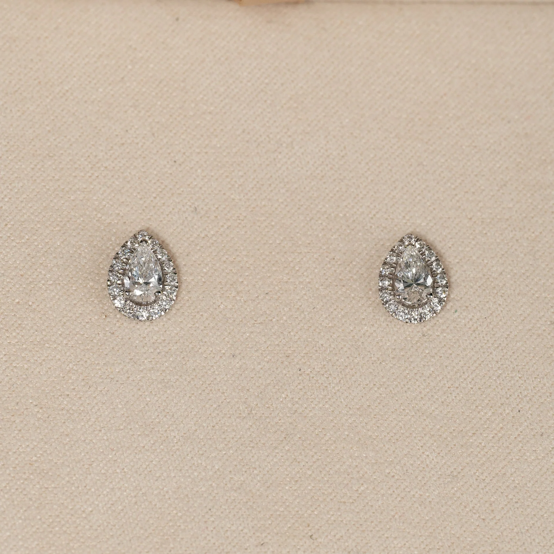 HALO PEAR-CUT LAB-DIAMOND STUD EARRING - 0.7ct - WG - Image 7