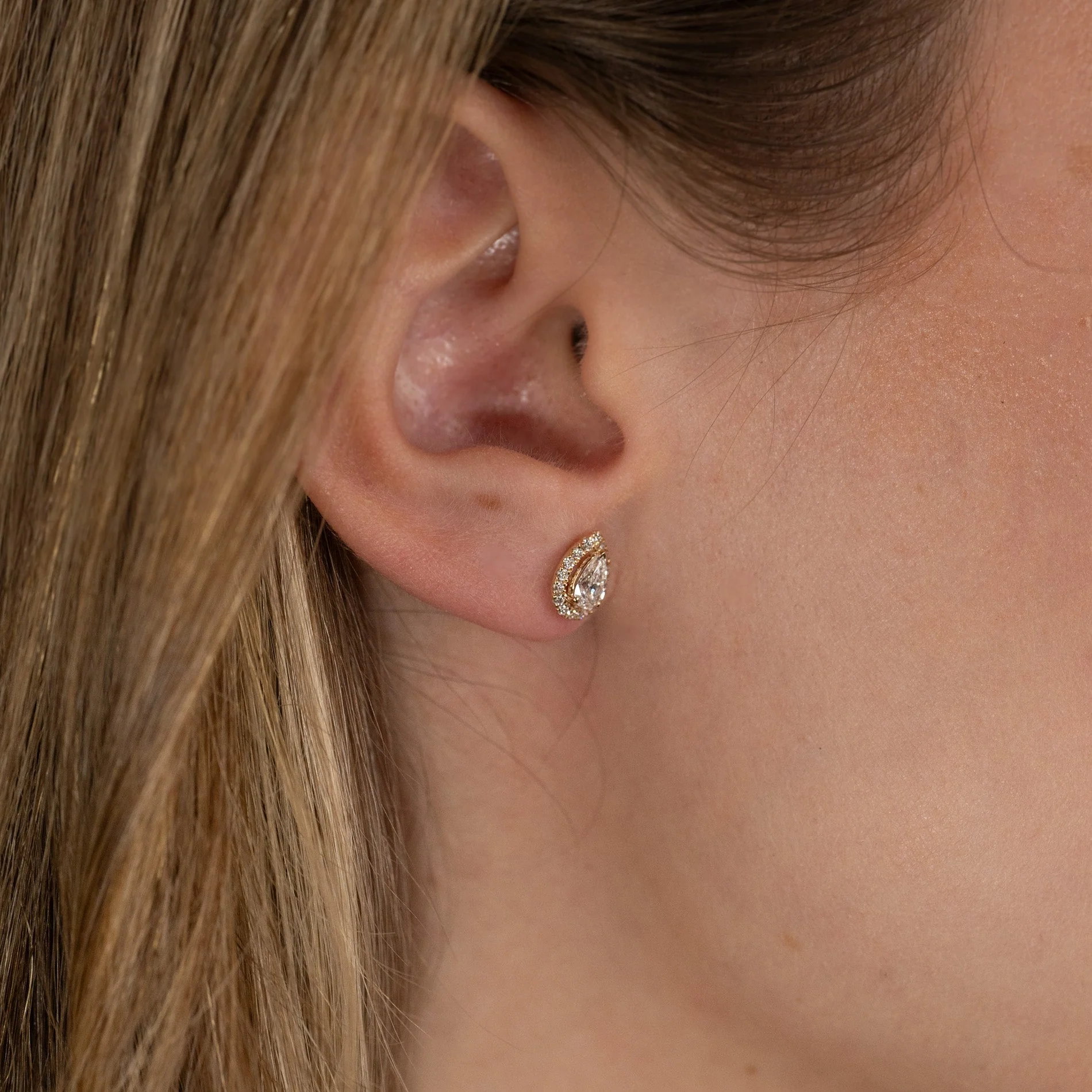 HALO PEAR LAB-DIAMOND STUD EARRING - 0.7ct - YG - Image 7