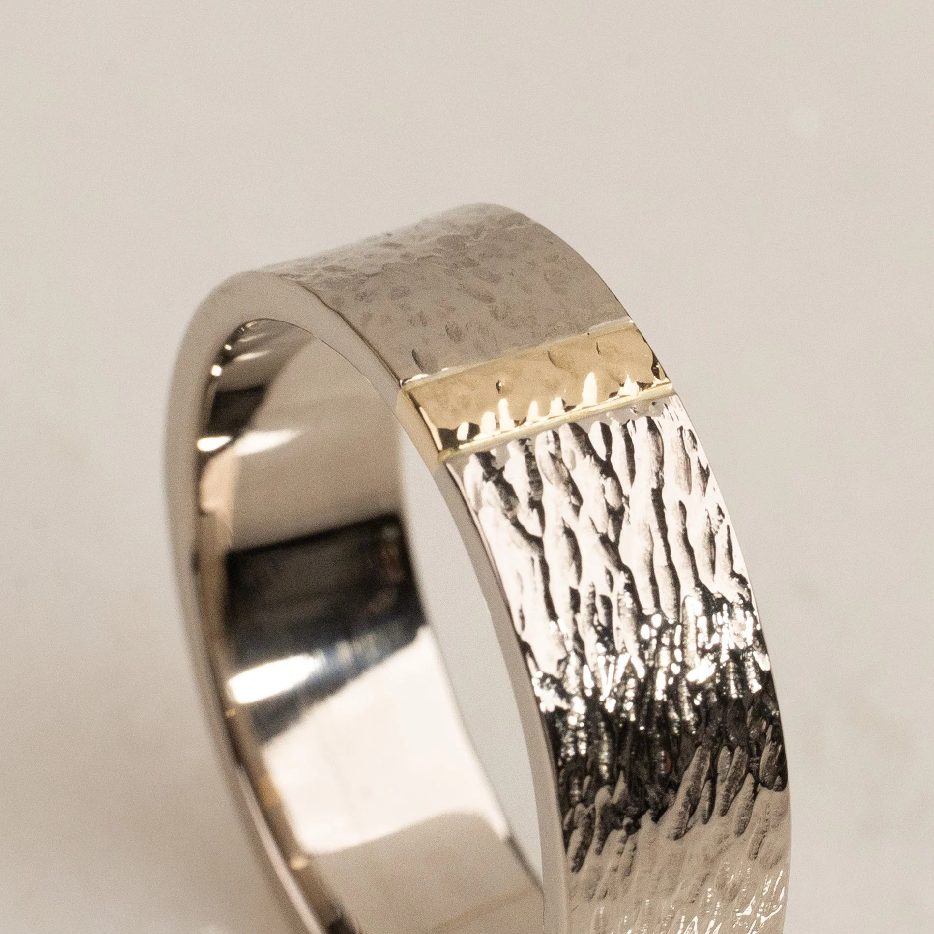 HAMMERED FLAT COMFORT WEDDING BAND - Image 2