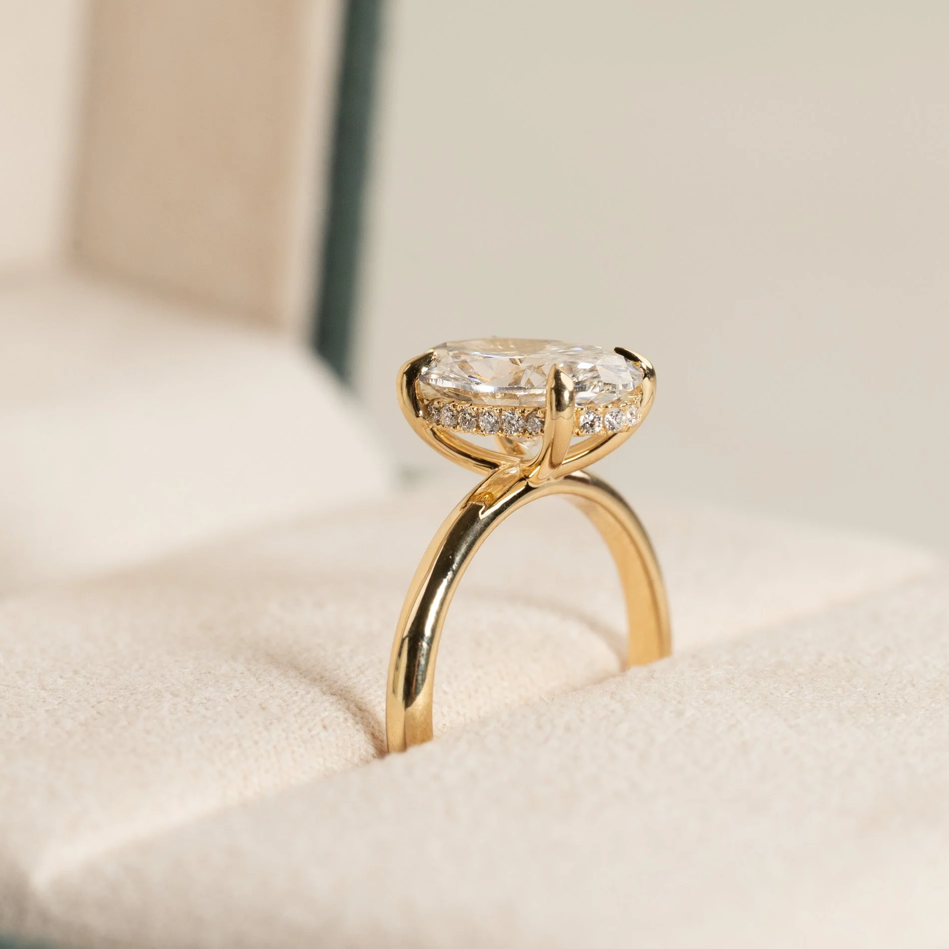 HIDDEN-HALO OVAL-CUT DIAMOND RING - 2.6ct - Image 3