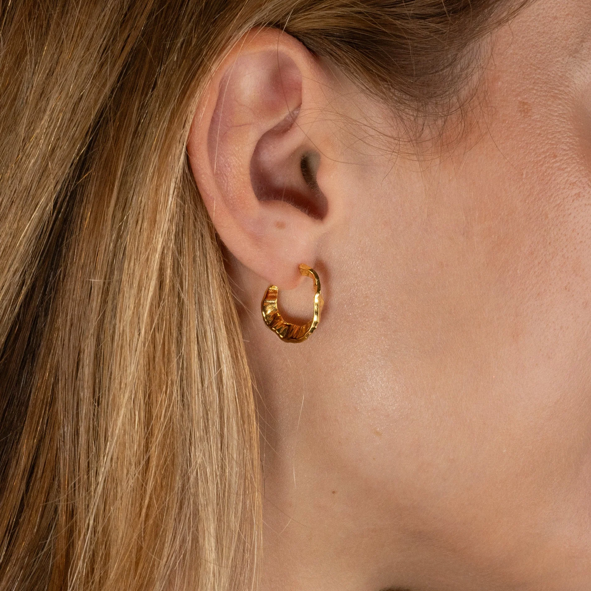 JULIE GOLDEN CREOL EARRING - Image 2