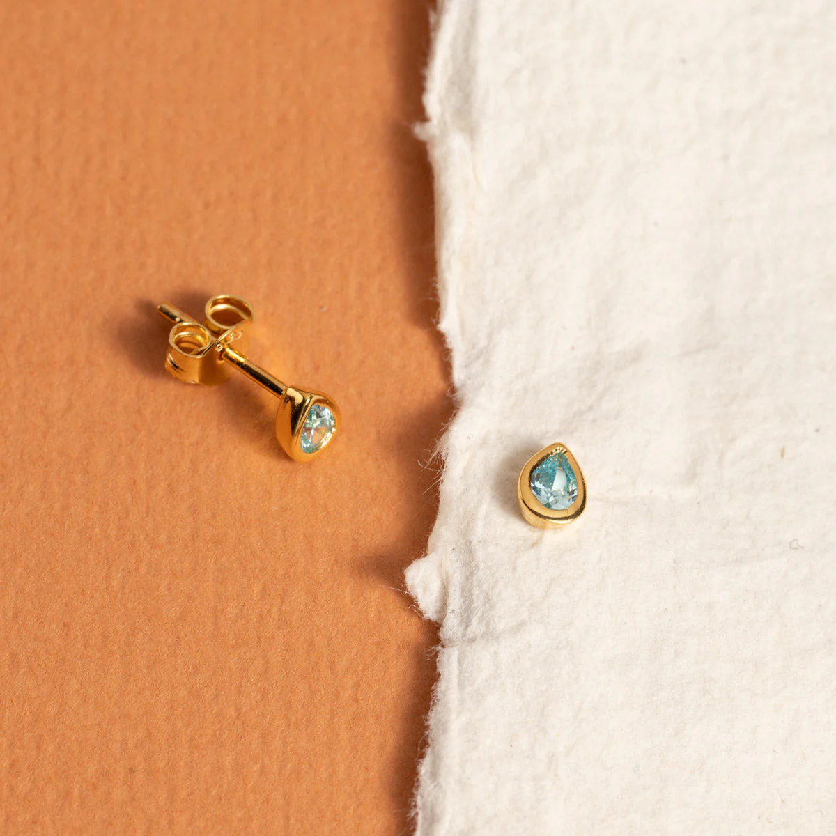LOLA BLUE GOLDEN STUD EARRING