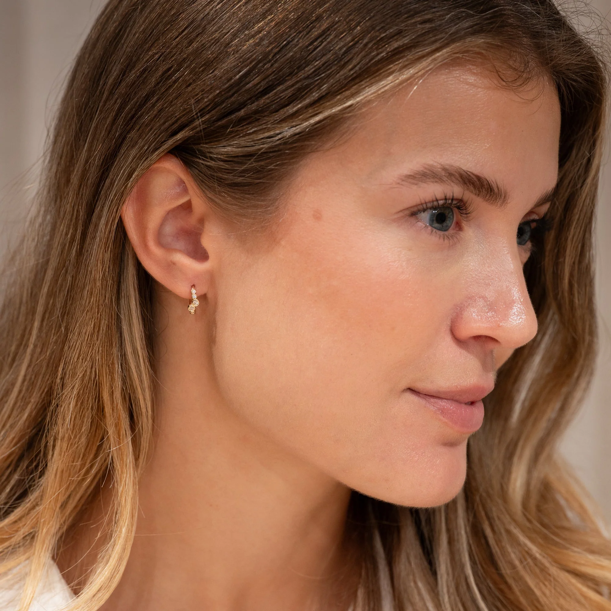 MILLE CRYSTAL SOLID GOLD CREOL EARRING - Image 4