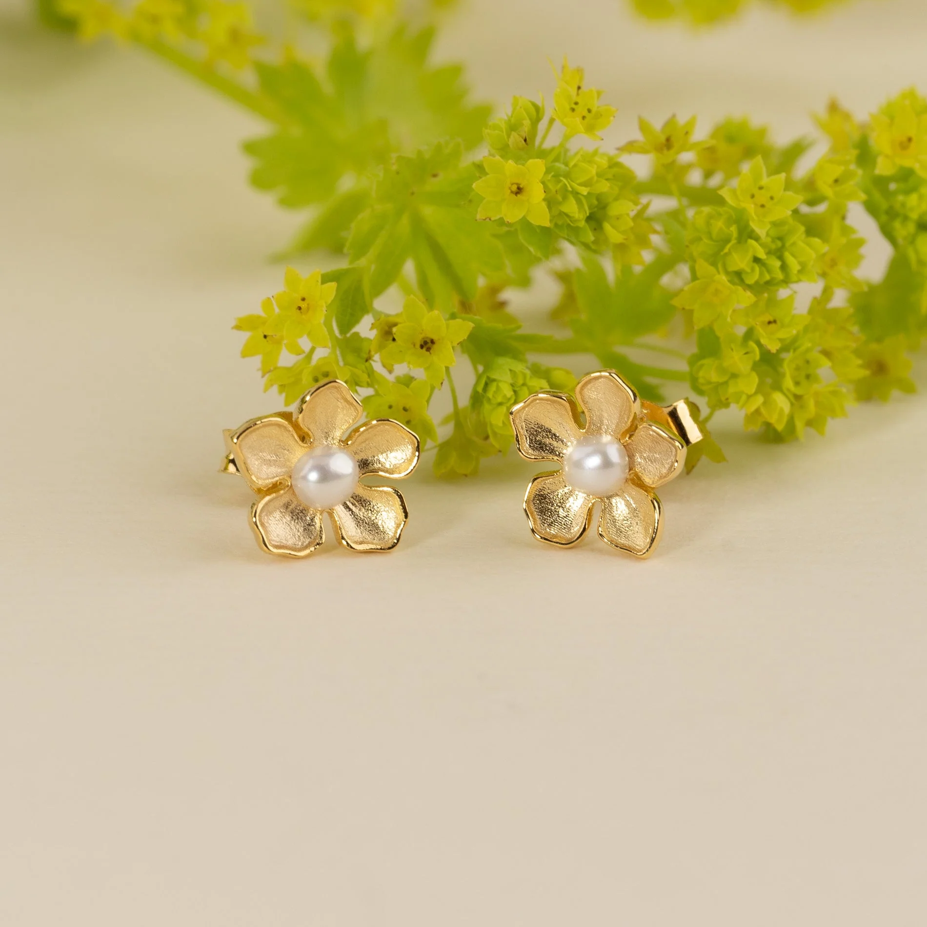 MONA PEARL GOLDEN STUD EARRING