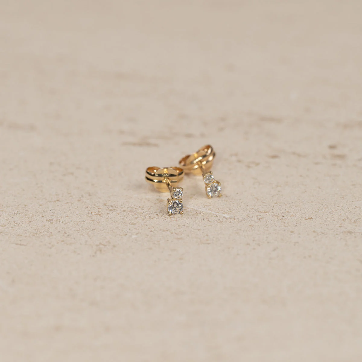 NAIDA CRYSTAL SOLID GOLD EARRING