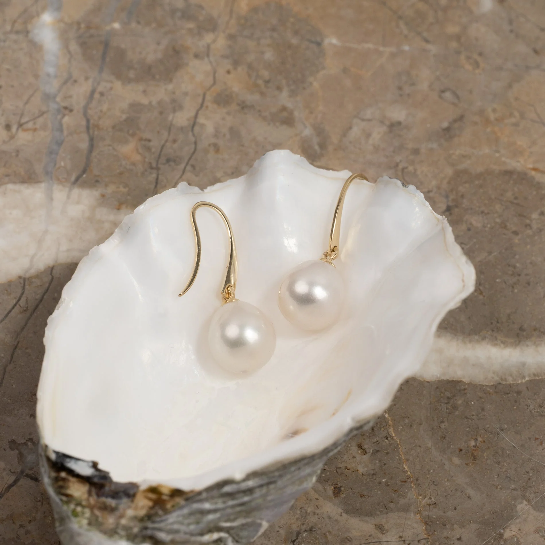 NELLIE PEARL SOLID GOLD HOOK EARRING - Image 3