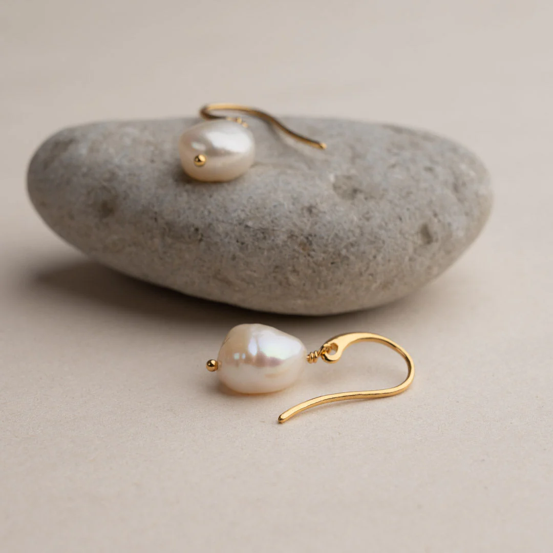 NOELLA PEARL GOLDEN HOOK EARRING