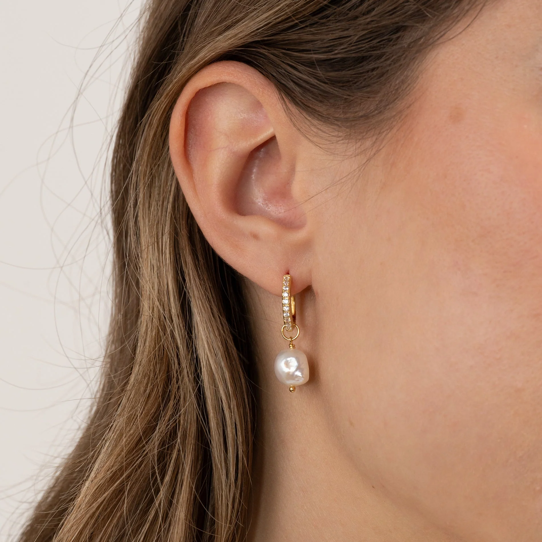 NOELLA PEARL GOLDEN ZIRCONIA CREOL EARRING - Image 2