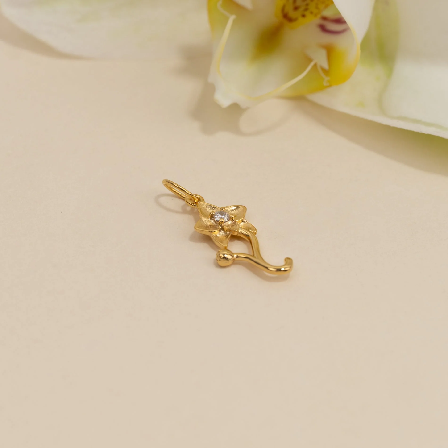 ODETTE BLOOM CRYSTAL GOLDEN PENDANT - Image 3