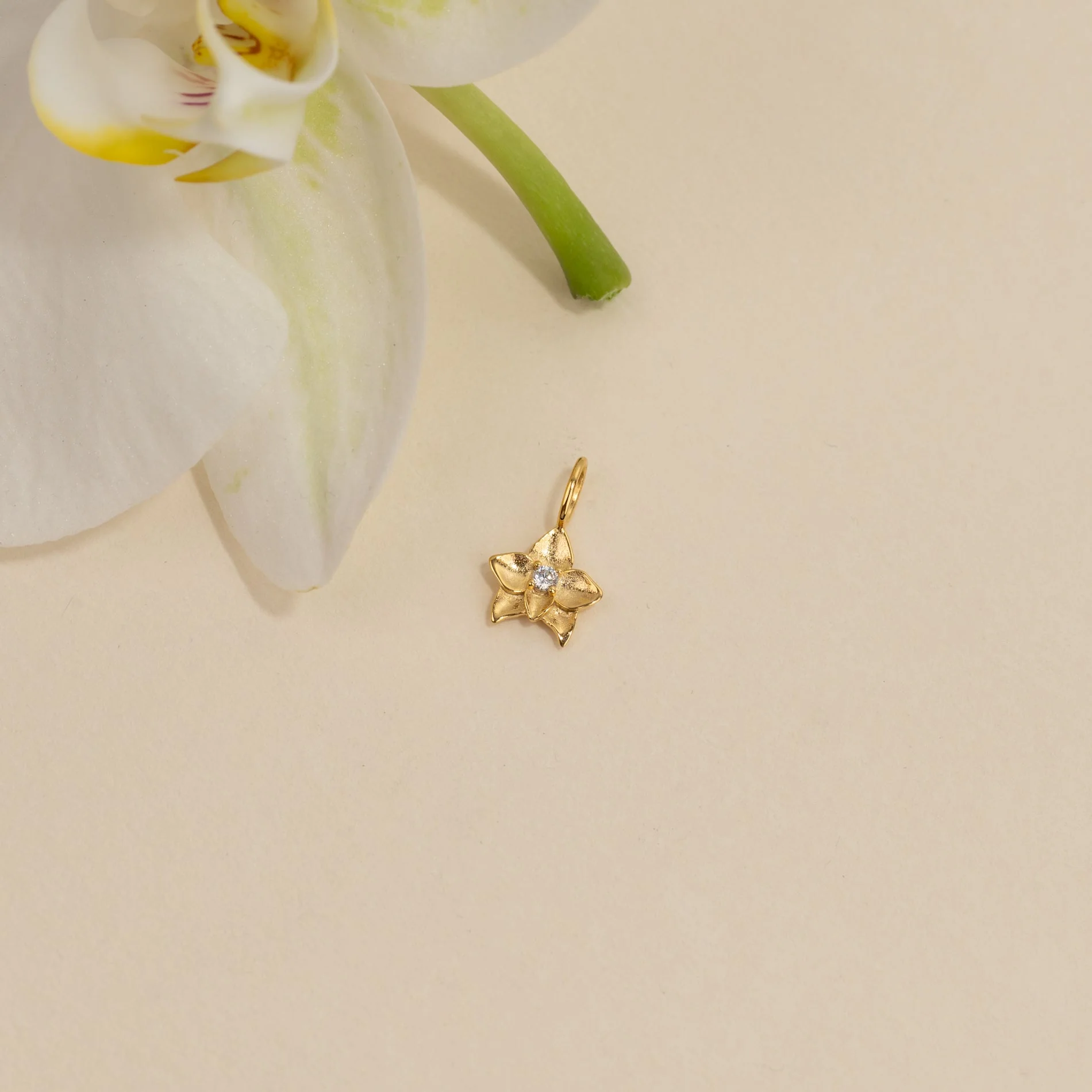 ODETTE CRYSTAL GOLDEN PENDANT