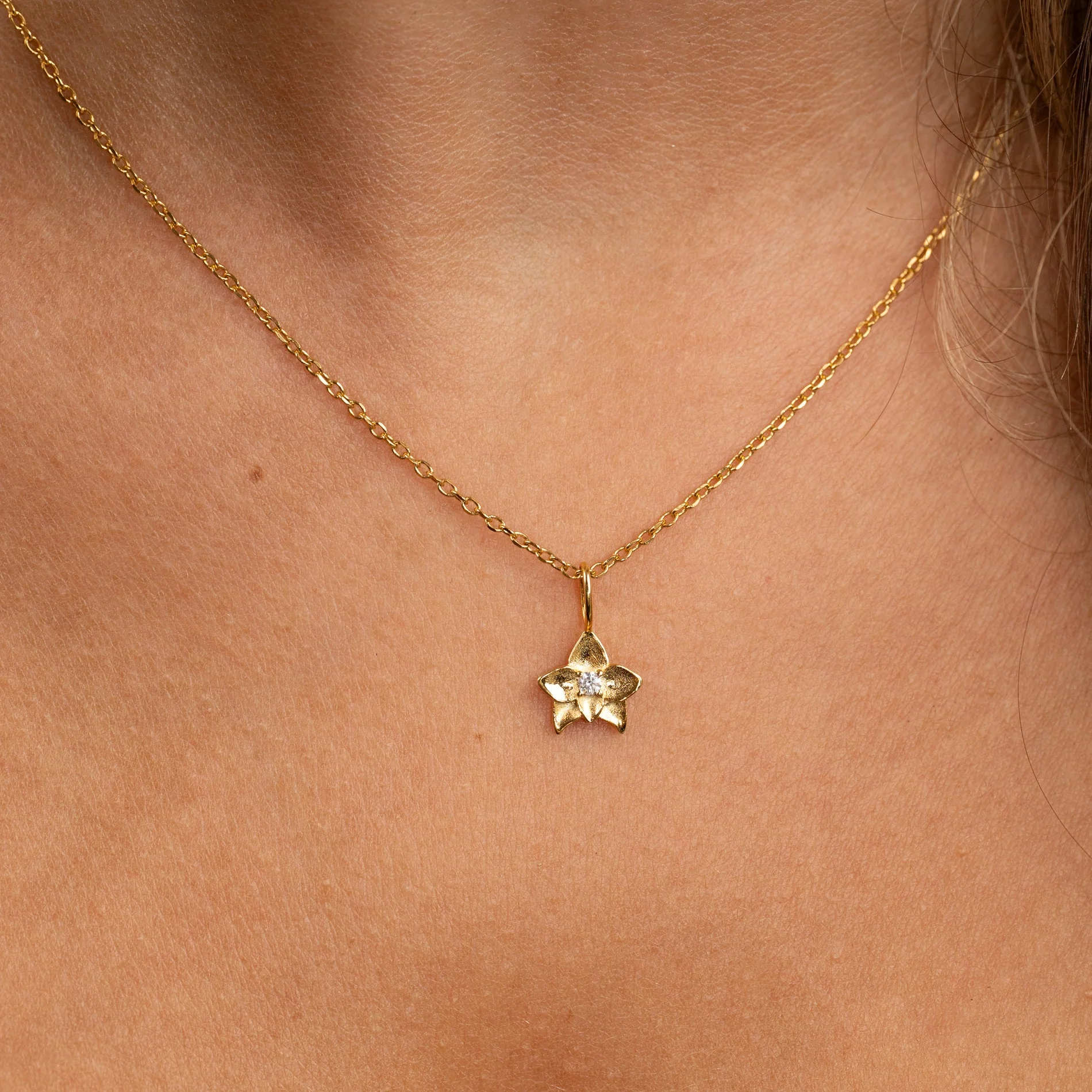 ODETTE CRYSTAL GOLDEN PENDANT - Image 2