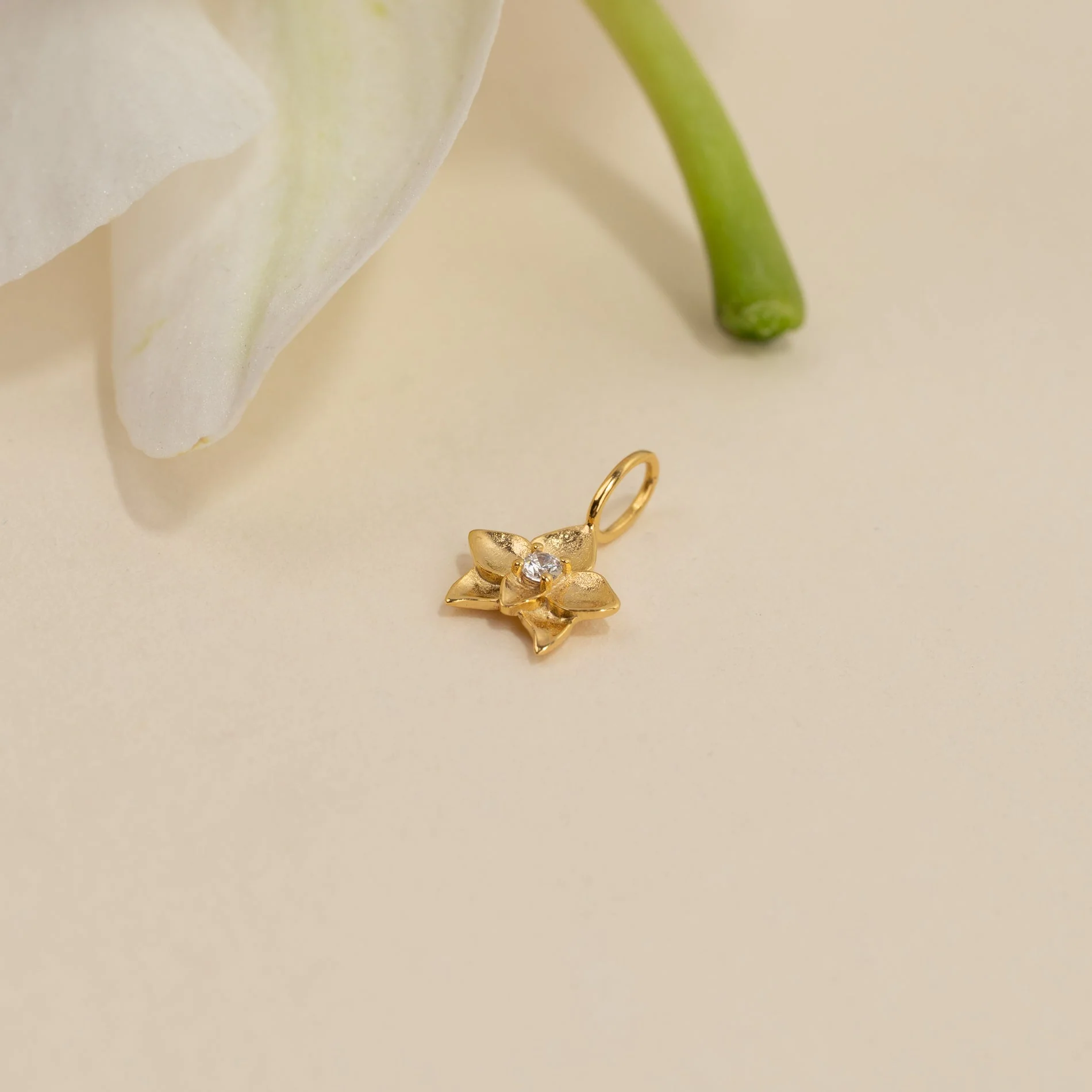 ODETTE CRYSTAL GOLDEN PENDANT - Image 3