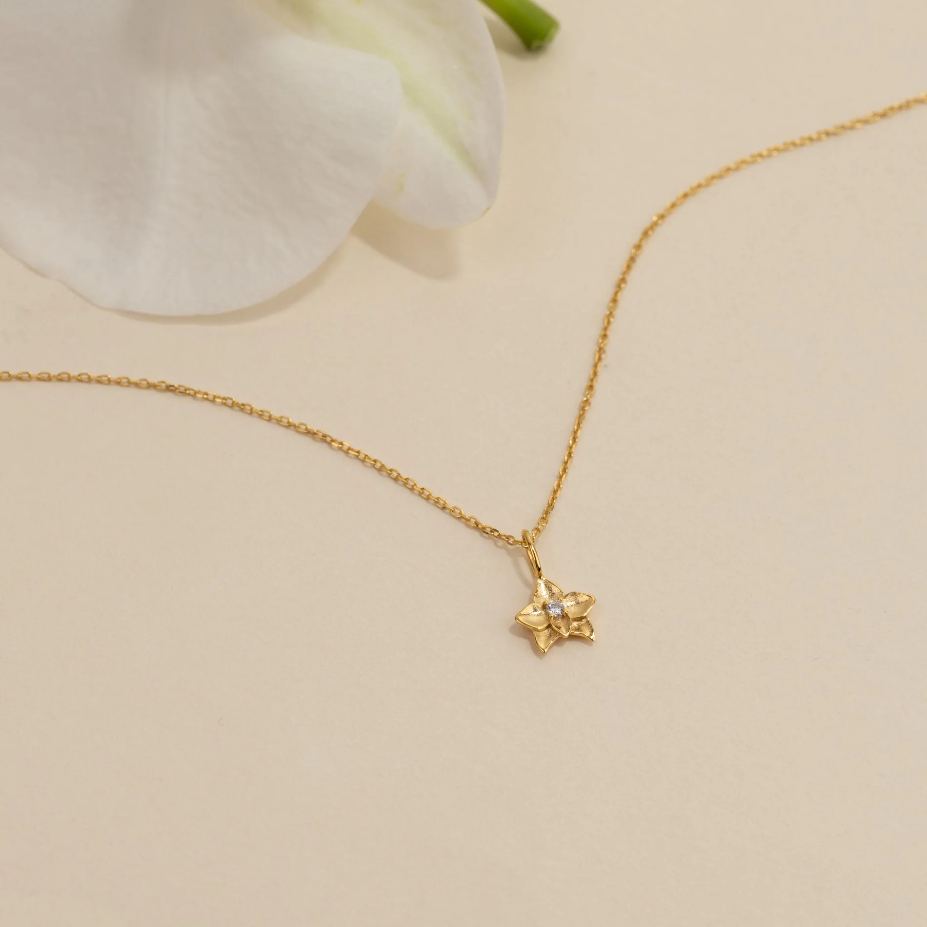 ODETTE CRYSTAL GOLDEN PENDANT - Image 4