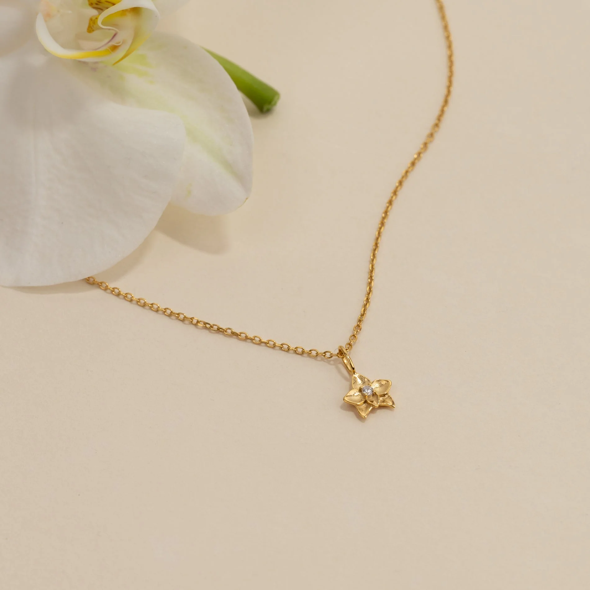 ODETTE CRYSTAL GOLDEN PENDANT - Image 5