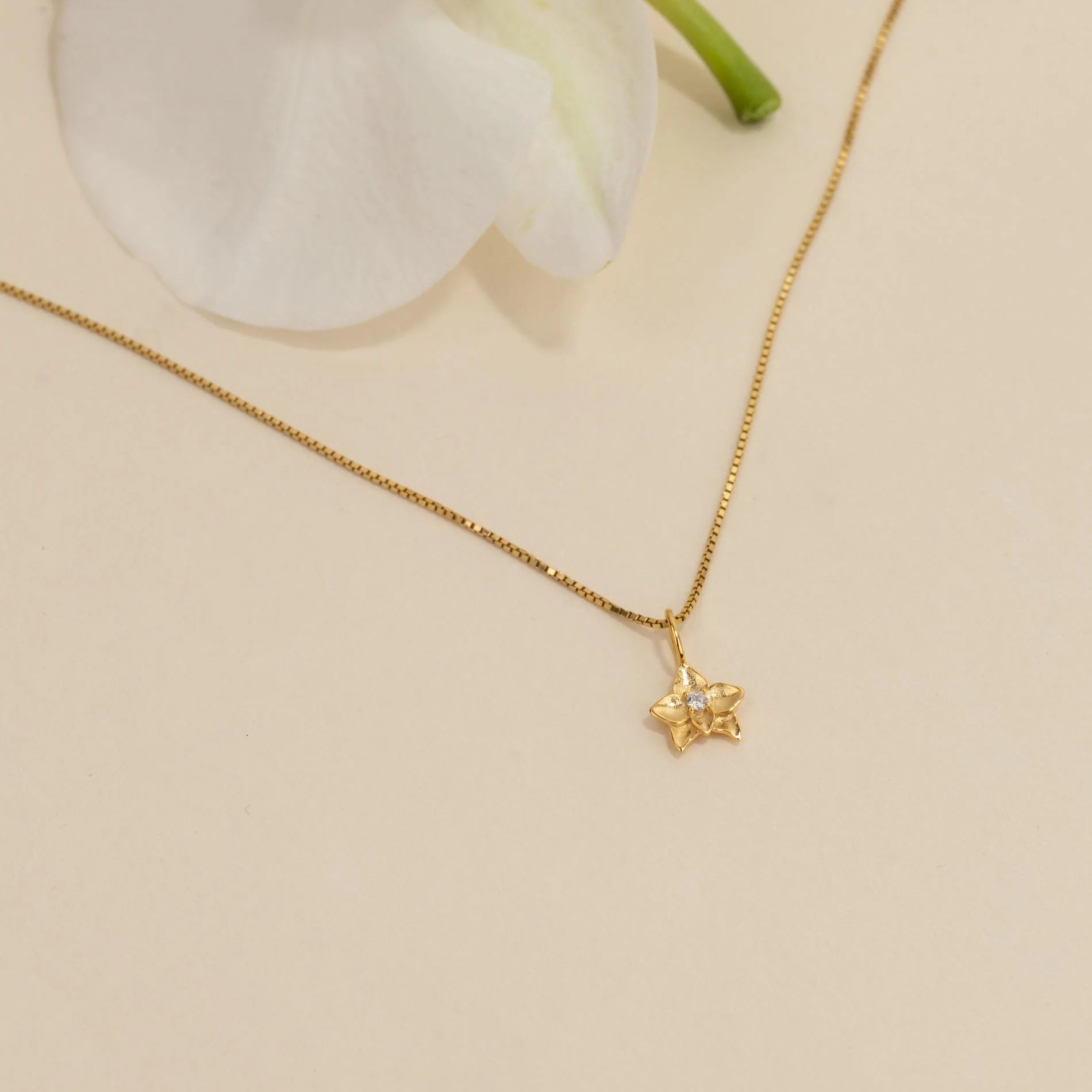 ODETTE CRYSTAL GOLDEN PENDANT - Image 6