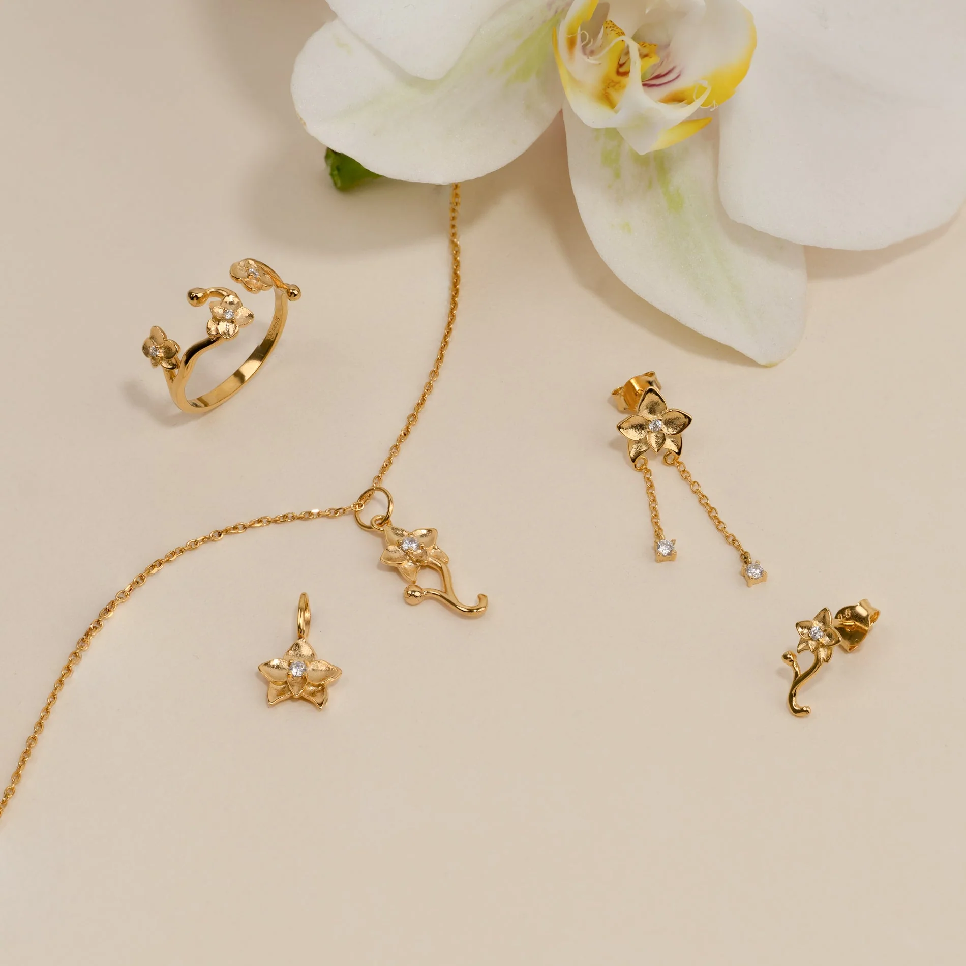 ODETTE CRYSTAL GOLDEN PENDANT - Image 7