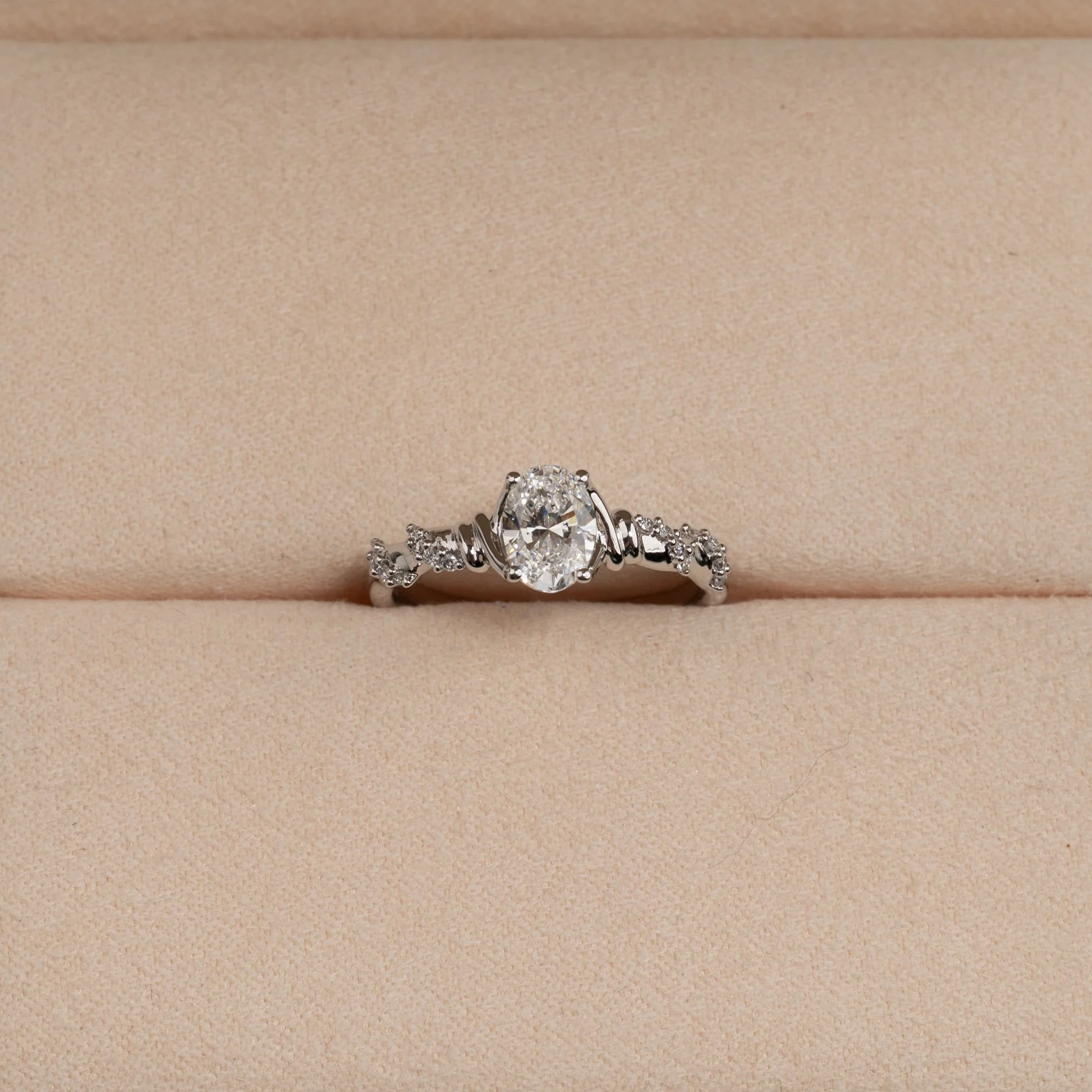 ORGANIC SWIRL OVAL-CUT LAB-DIAMOND RING - 0.86ct - WG - Image 3