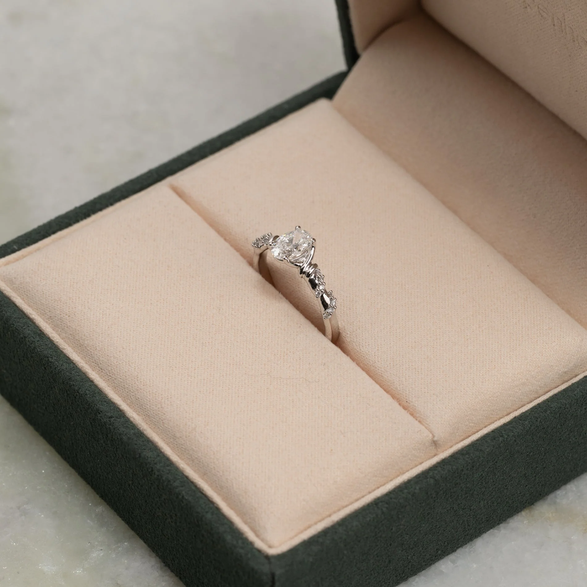 ORGANIC SWIRL OVAL-CUT LAB-DIAMOND RING - 0.86ct - WG - Image 4