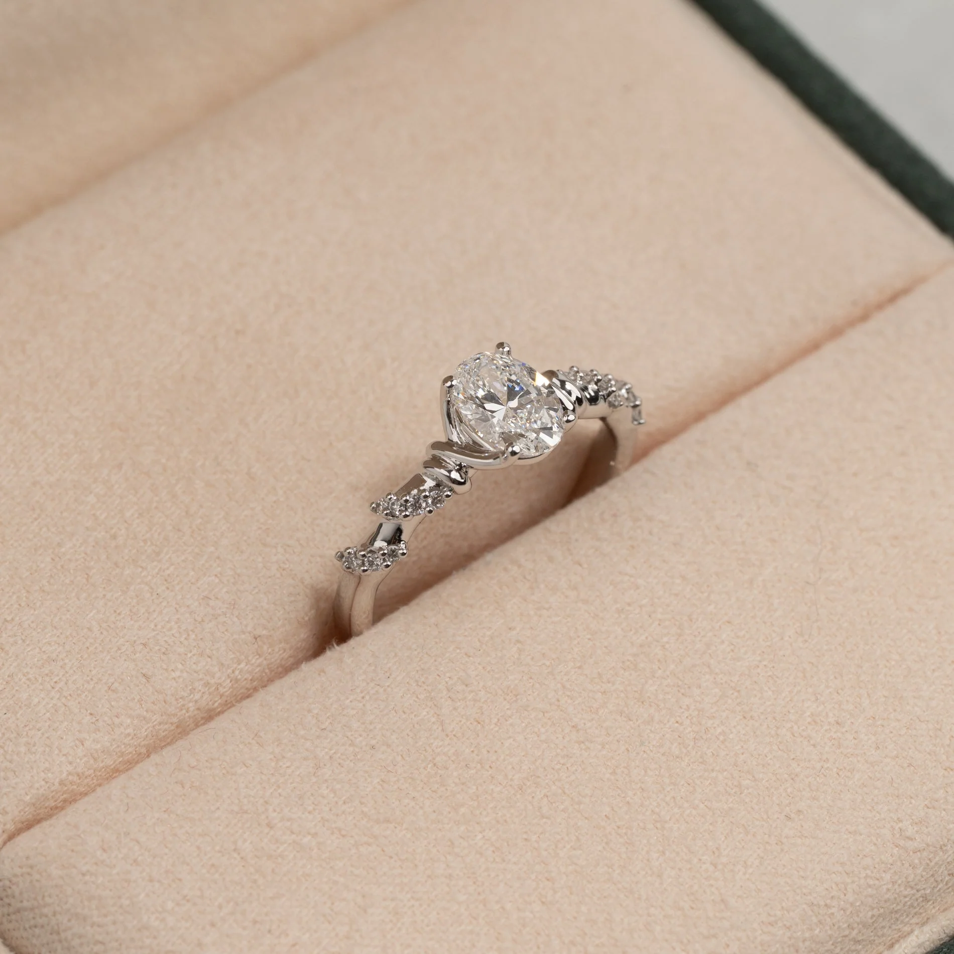 ORGANIC SWIRL OVAL-CUT LAB-DIAMOND RING - 0.86ct - WG - Image 6