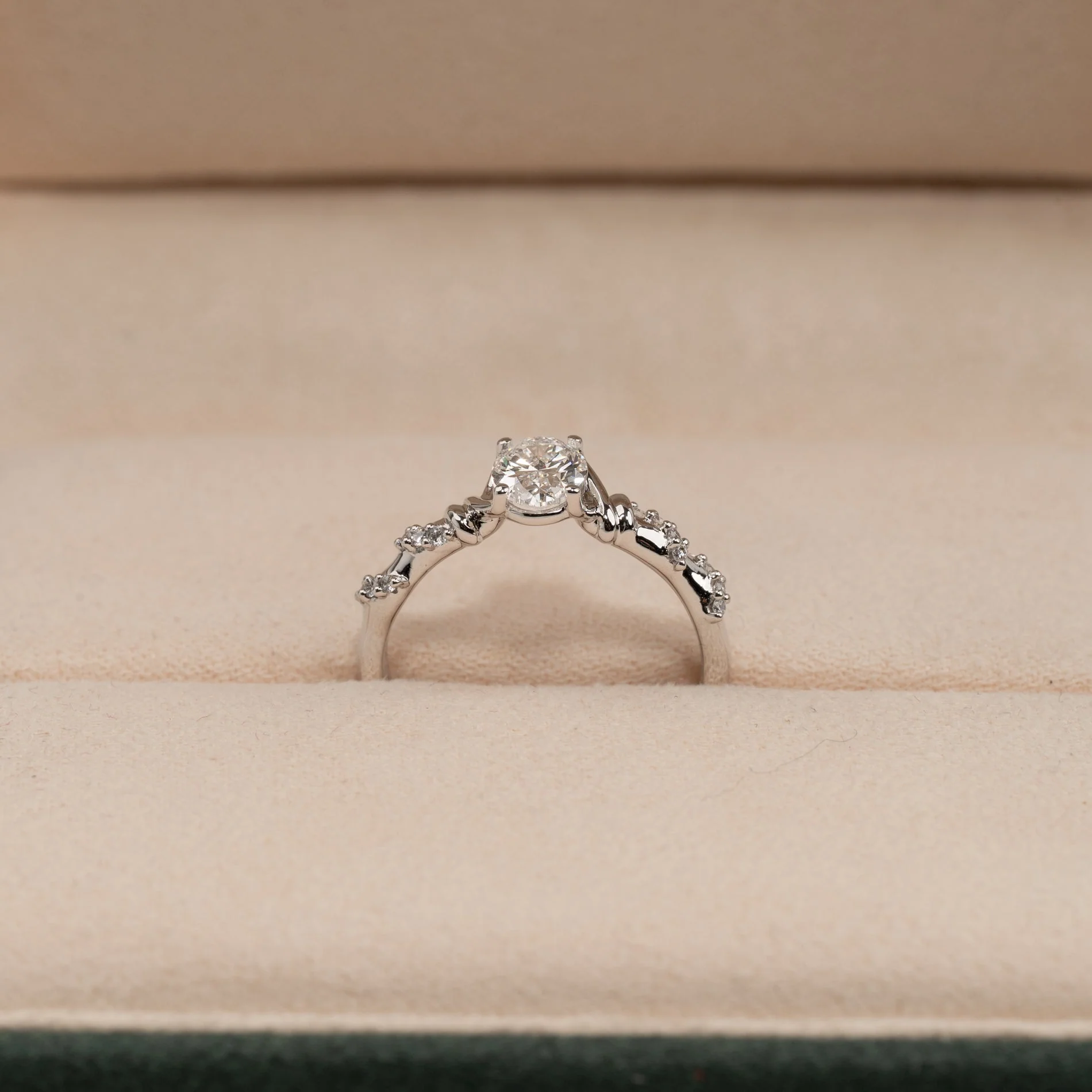 ORGANIC SWIRL OVAL-CUT LAB-DIAMOND RING - 0.86ct - WG - Image 8