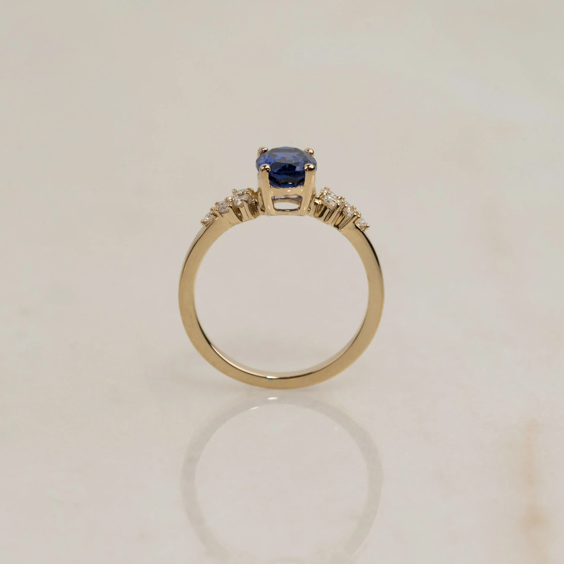 OVAL-CUT BLUE SAPPHIRE CLUSTER DIAMOND RING - 1.40 ct - Image 3