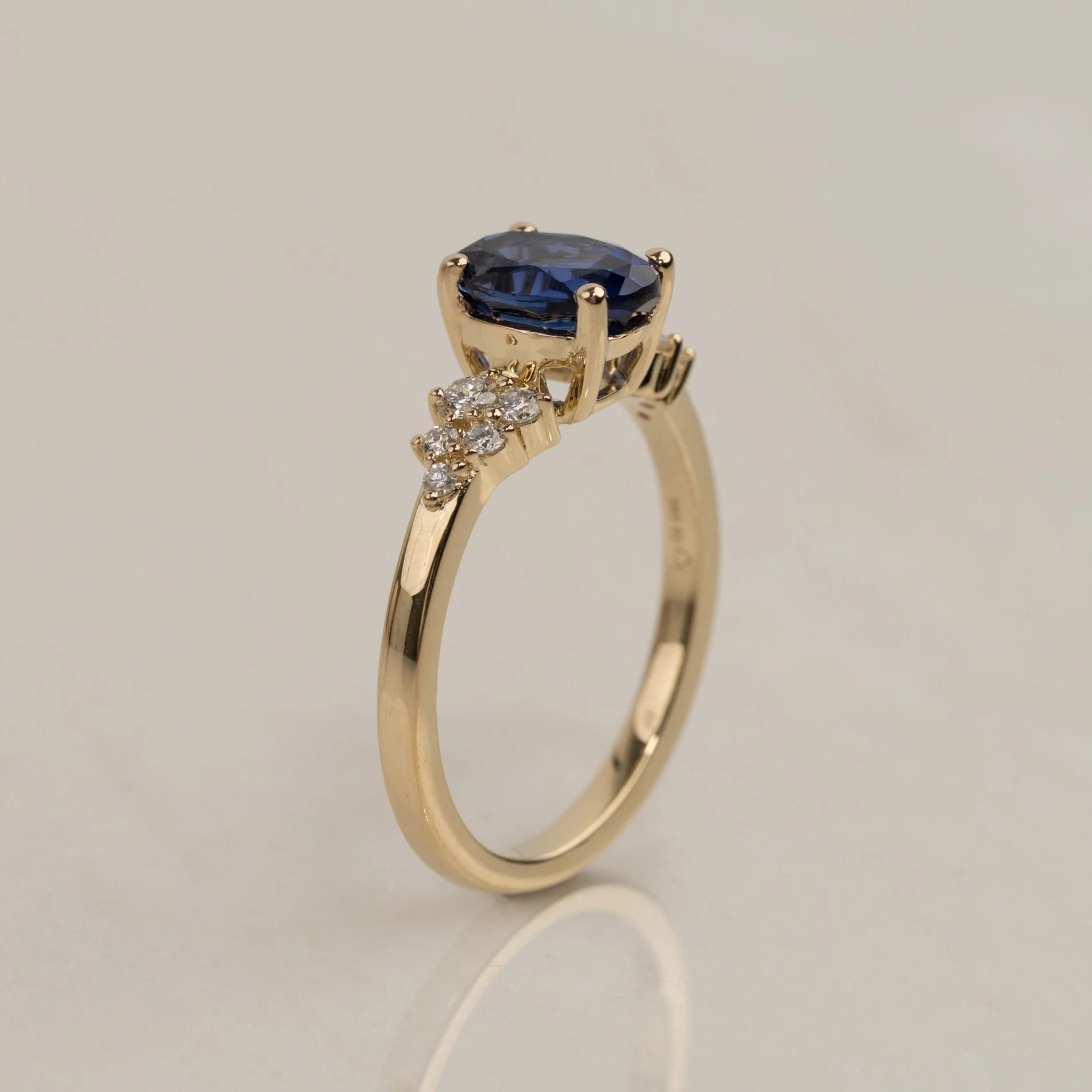 OVAL-CUT BLUE SAPPHIRE CLUSTER DIAMOND RING - 1.40 ct - Image 4