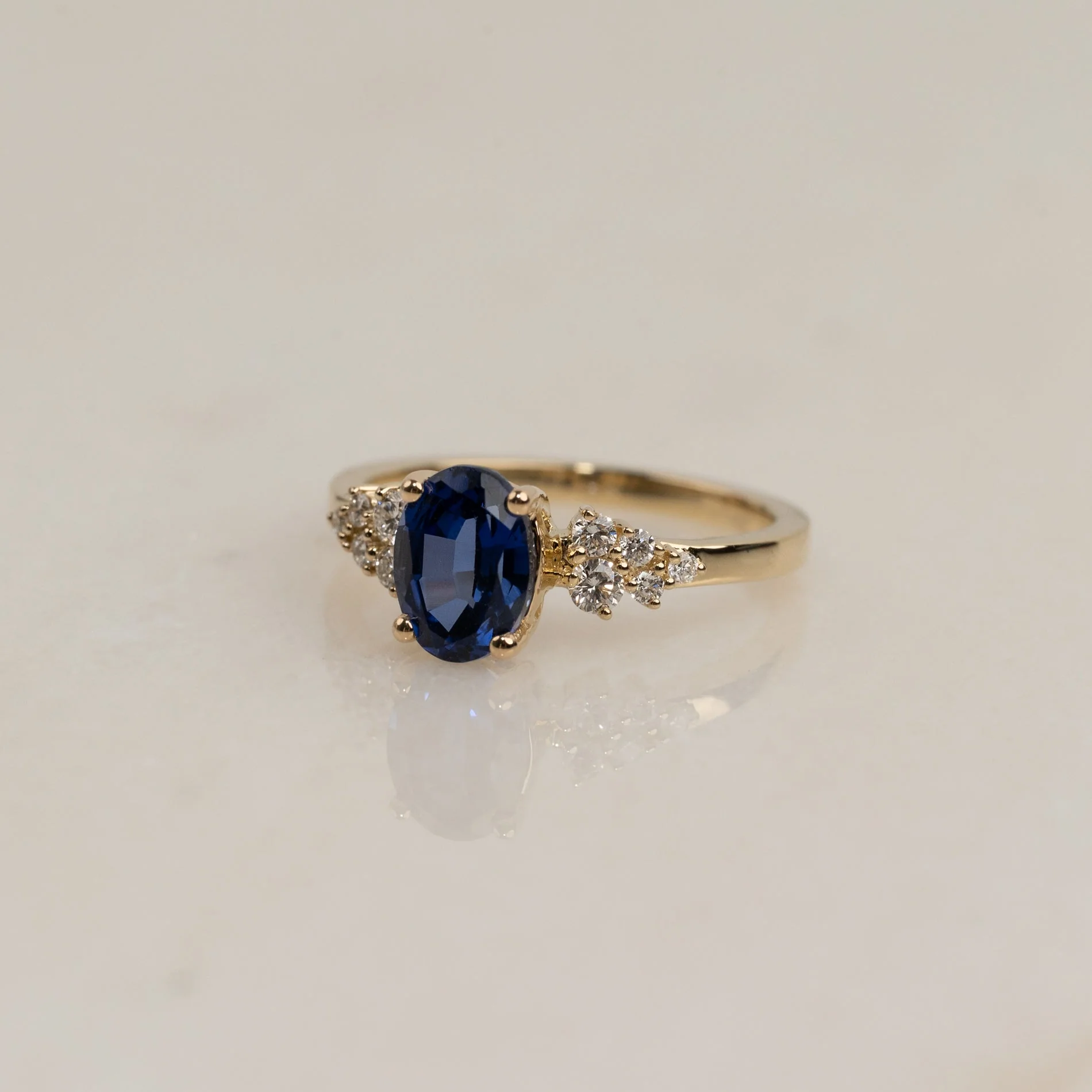 OVAL-CUT BLUE SAPPHIRE CLUSTER DIAMOND RING - 1.40 ct - Image 5