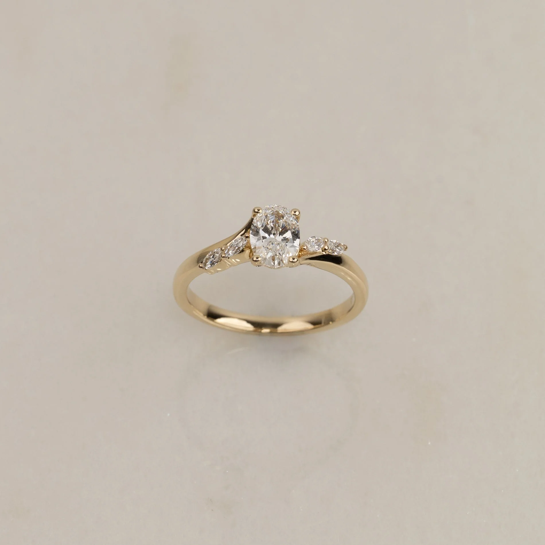 OVAL-CUT DIAMOND RING W/MARQUISE-CUT SIDE STONES - 0.85ct