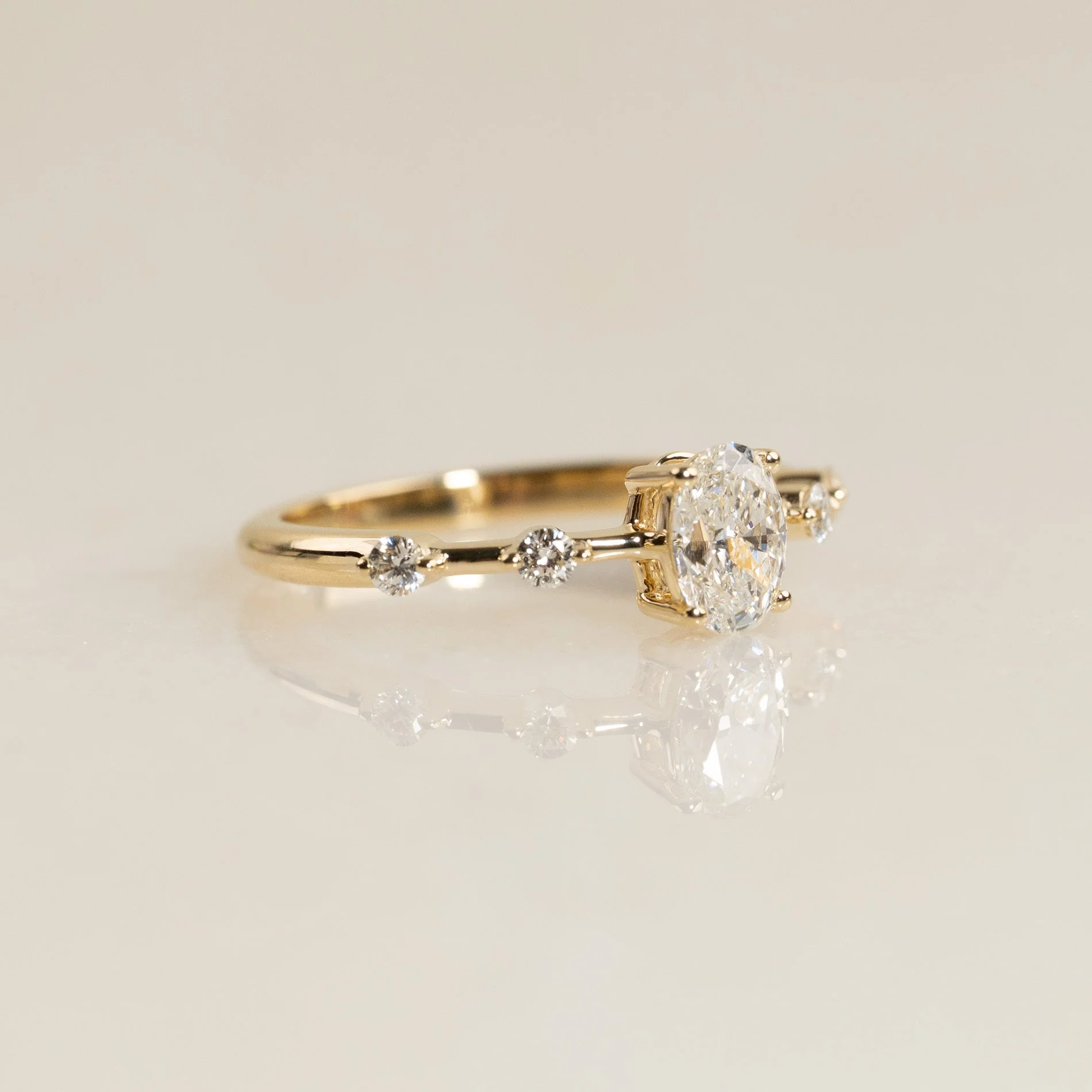 OVAL-CUT SIDESTONE DIAMOND RING - 0.70ct - Image 2