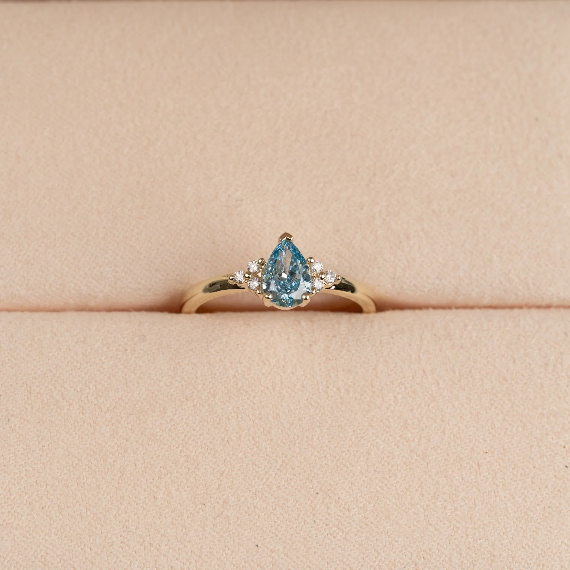 PEAR-CUT TRIAD BLUE LAB-DIAMOND RING - 0.65ct - YG - Image 4