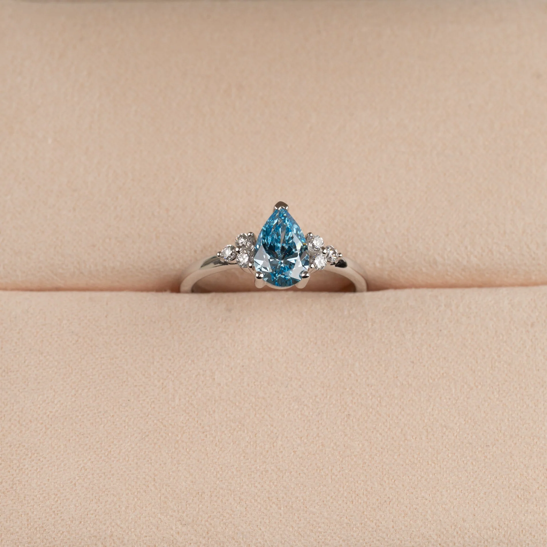 PEAR-CUT TRIAD BLUE LAB-DIAMOND RING - 1.15ct - WG - Image 2