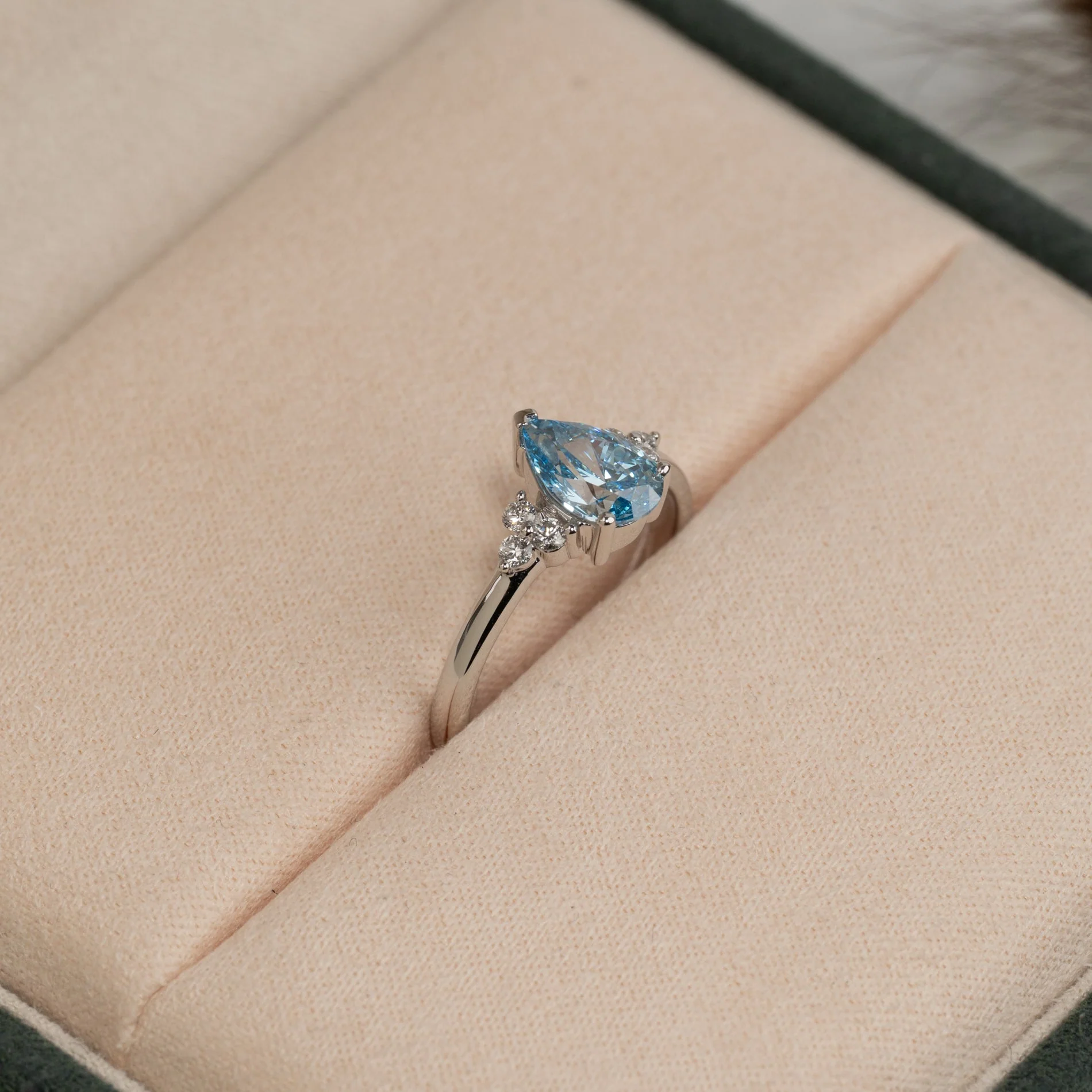 PEAR-CUT TRIAD BLUE LAB-DIAMOND RING - 1.15ct - WG - Image 3