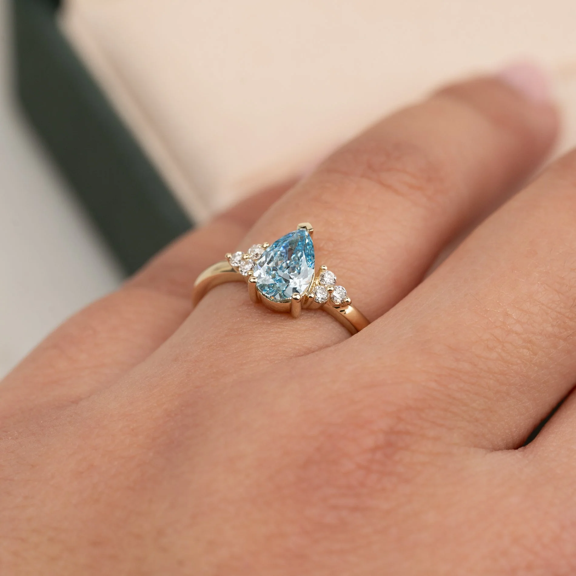 PEAR-CUT TRIAD BLUE LAB-DIAMOND RING - 1.15ct - YG - Image 2