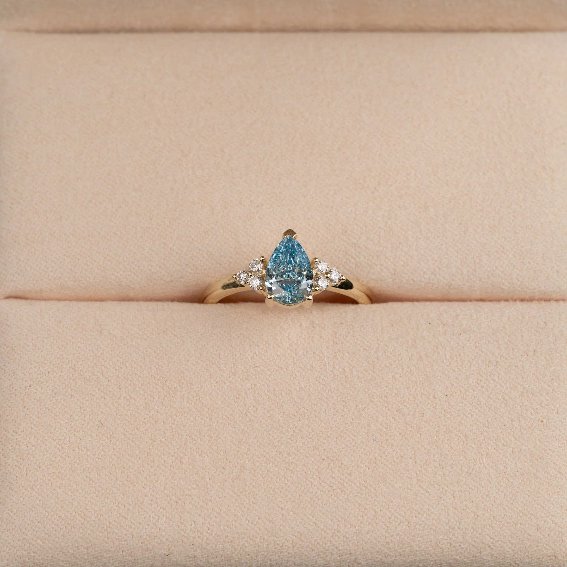 PEAR-CUT TRIAD BLUE LAB-DIAMOND RING - 1.15ct - YG - Image 4